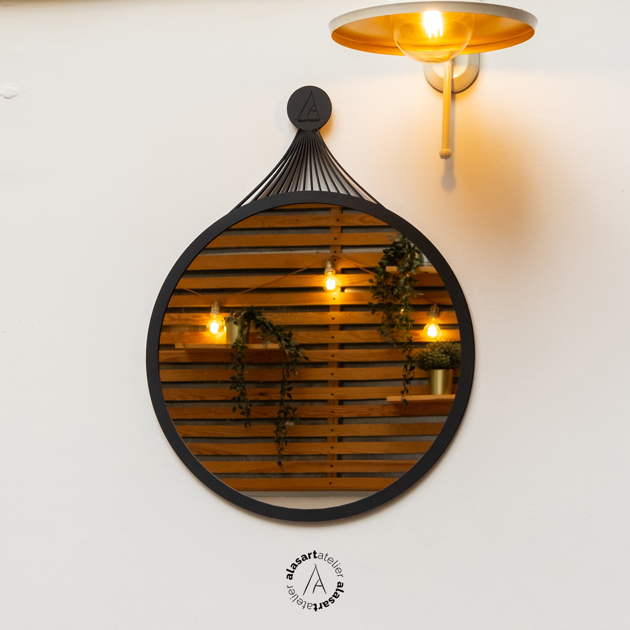 Dekoratif yuvarlak ahşap duvar aynası, minimalist modern tasarım ve şık ev dekorasyonu