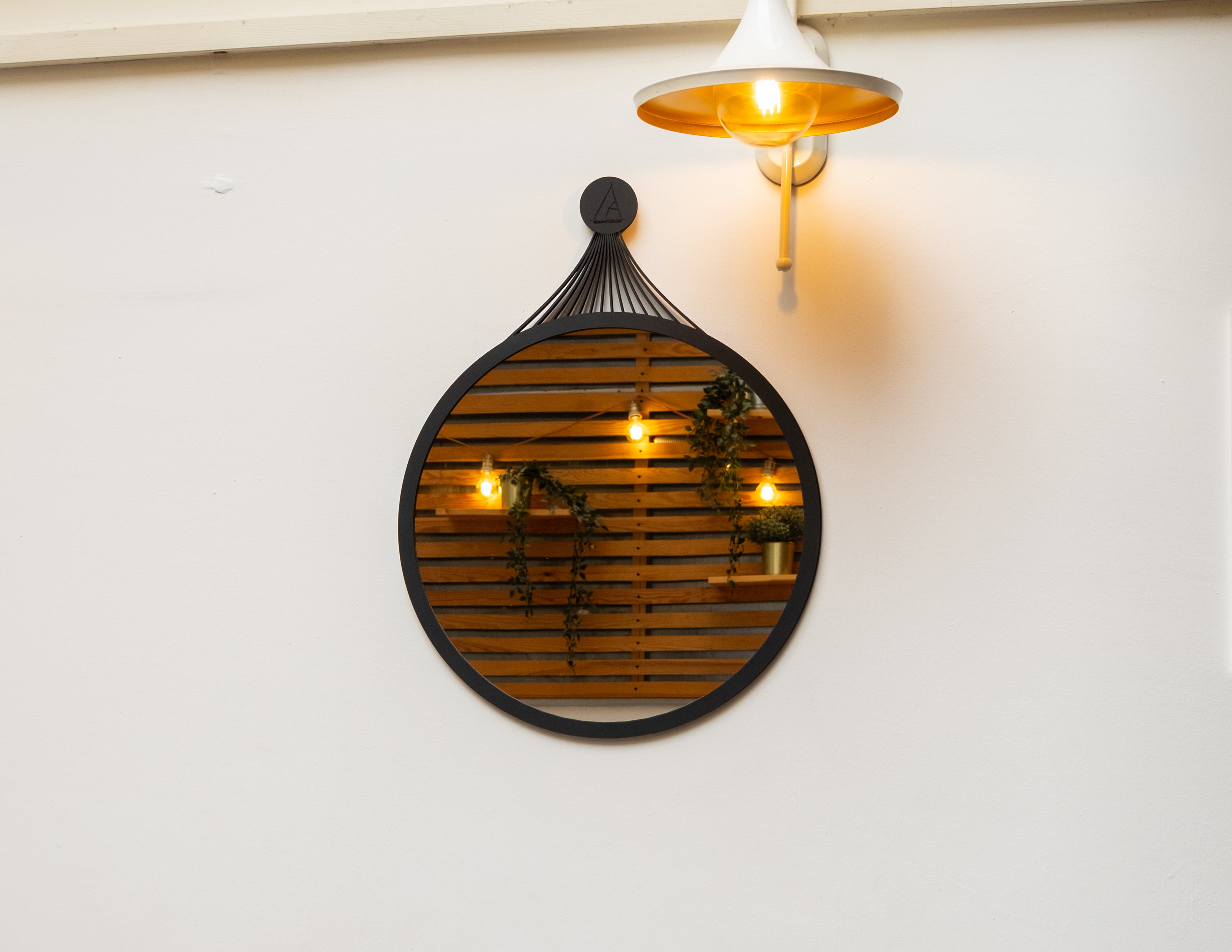 Dekoratif yuvarlak ahşap duvar aynası genel görünüm, minimalist modern dekor
