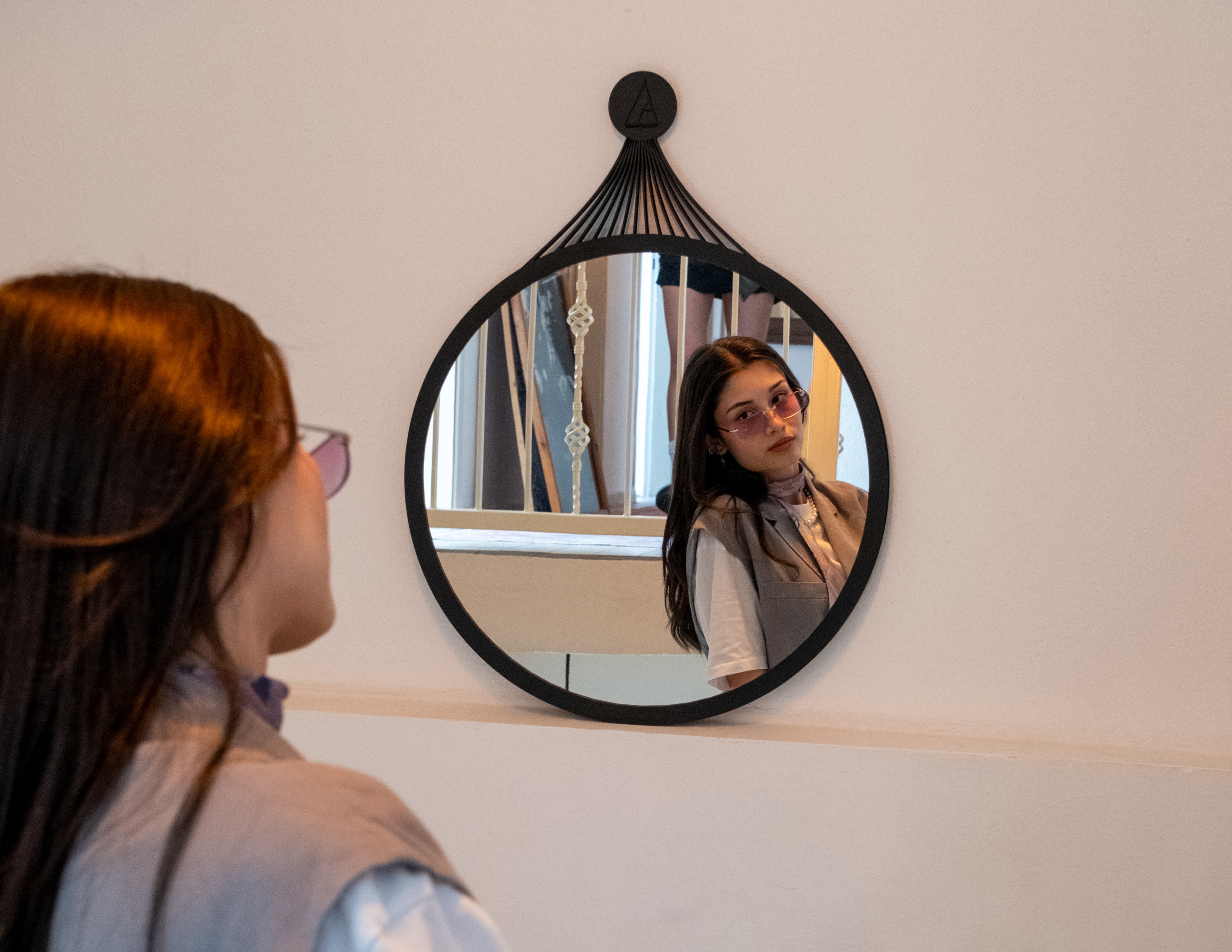 Dekoratif yuvarlak ahşap duvar aynası ürün detayı, minimalist modern dekorasyon