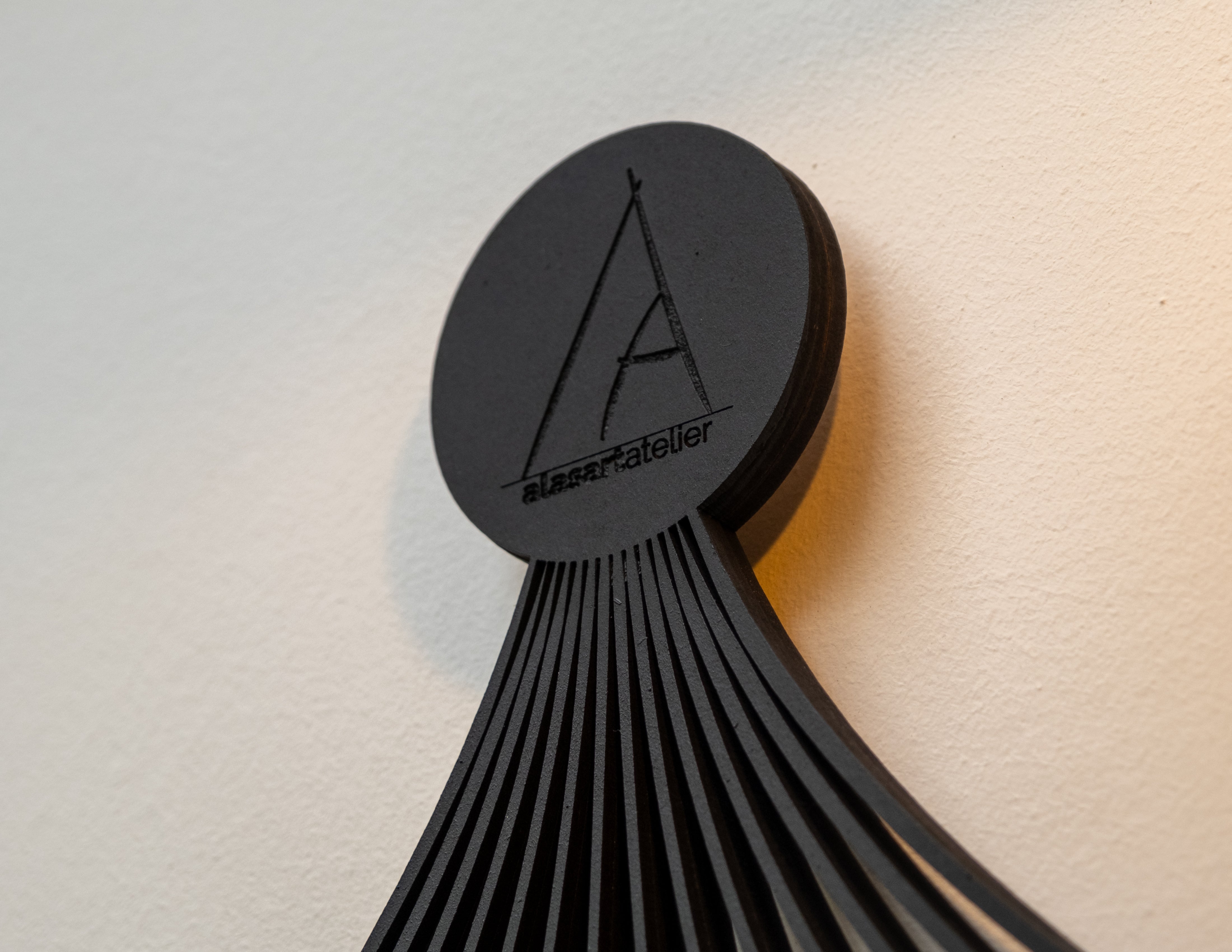 Minimalist yuvarlak ahşap duvar aynası yakın görünüm, modern dekoratif ayna