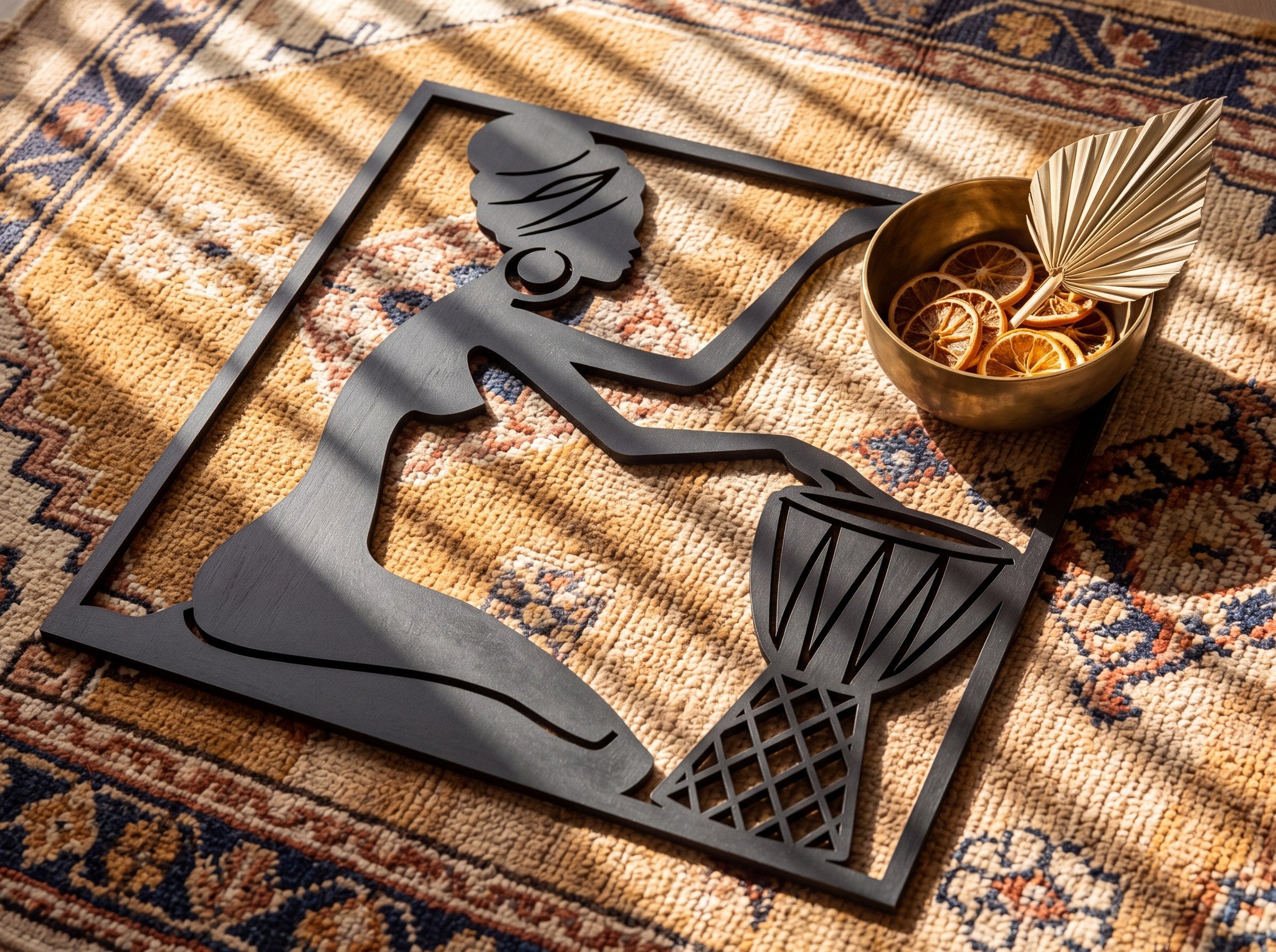 Djembe çalan kadın ahşap duvar dekoru, desenli halı üzerinde üstten çekim