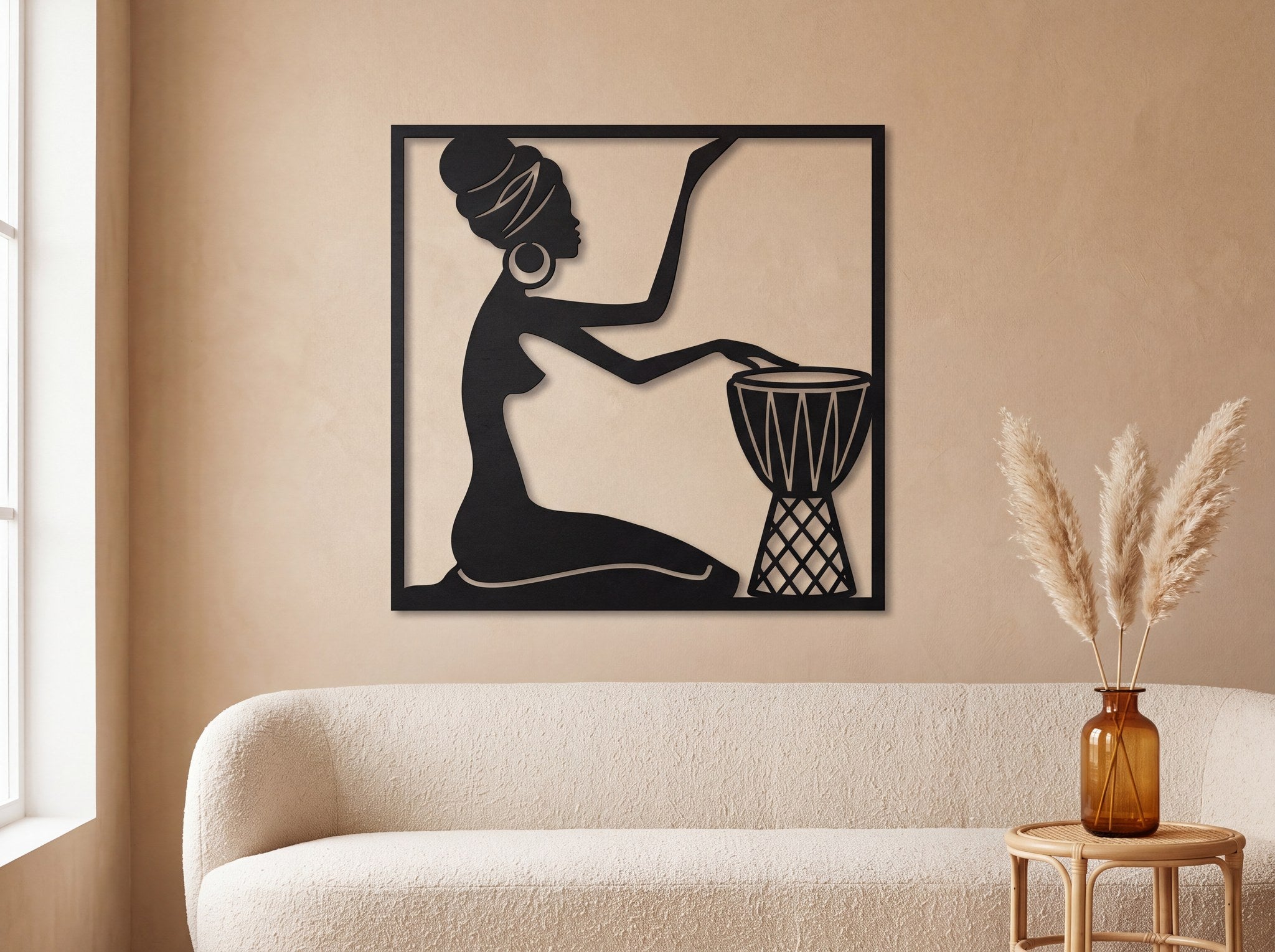 Djembe çalan kadın ahşap duvar dekoru, salonda bej boucle kanepenin arkasında