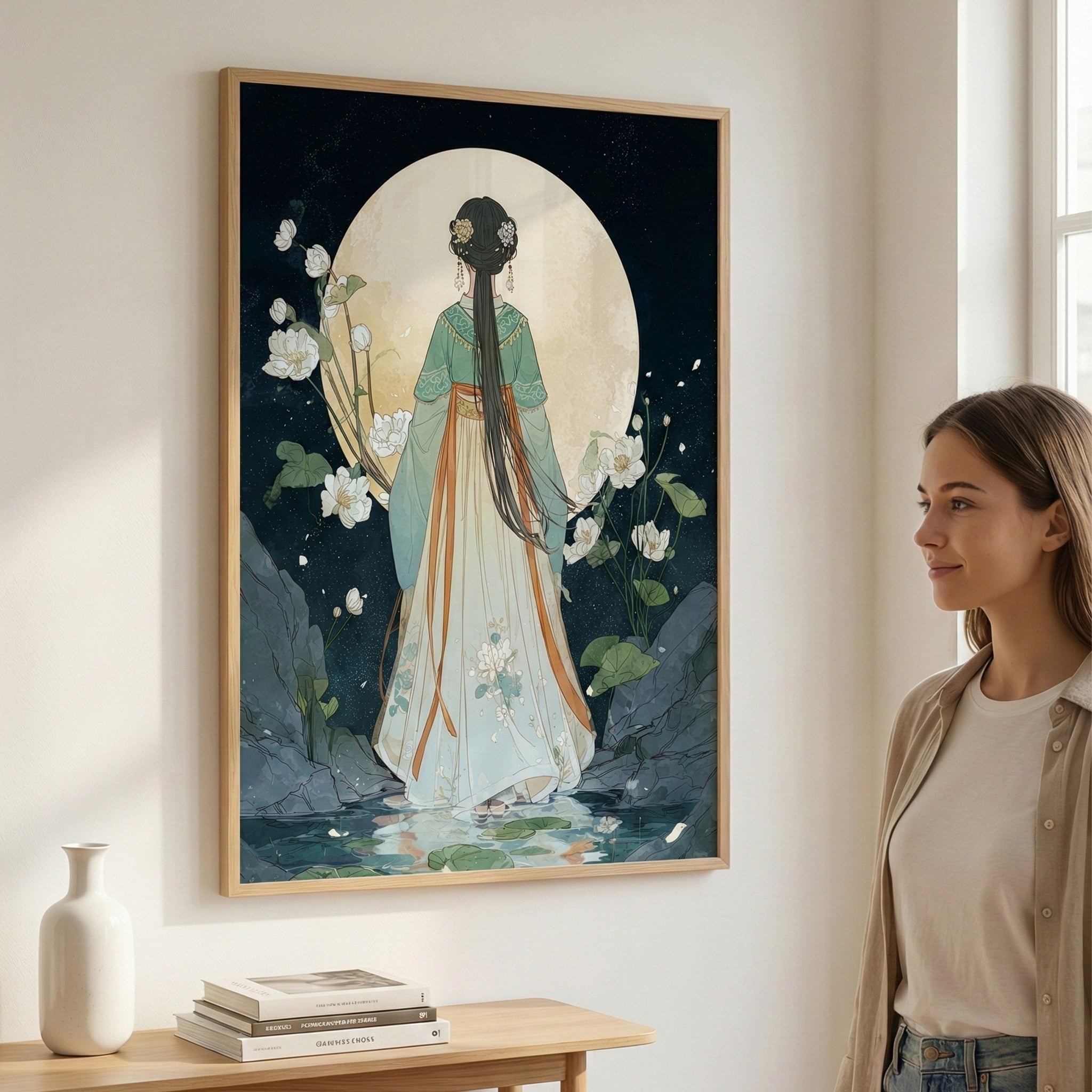 Dolunay tanrıçası posteri duvarda asılıyken yanında duran kişiyle ölçek gösterimi