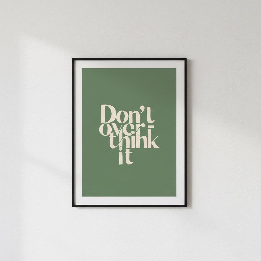 Adaçayı yeşili Don't Overthink It posteri, beyaz duvarda paspartulu siyah çerçeveli