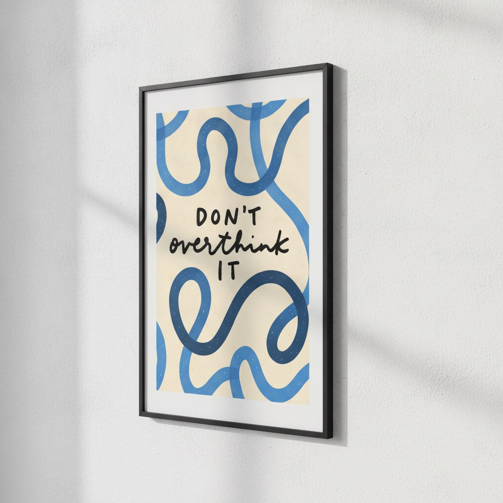 Don't Overthink It yazılı mavi soyut poster, beyaz duvarda paspartulu siyah çerçeveli
