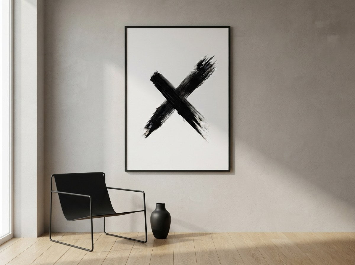 Fırça darbesi X posteri, aydınlık salonda modern sandalyenin yanında çerçeveli