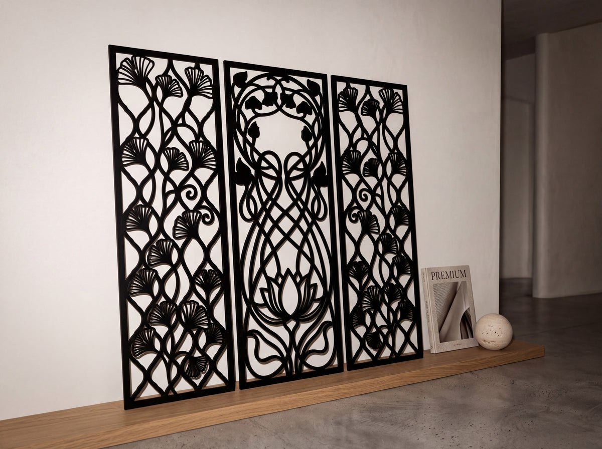 Ginkgo ve lotus motifli üç panel, ahşap seki üzerinde duvara yaslanmış, traverten küre ve dekor kitabıyla