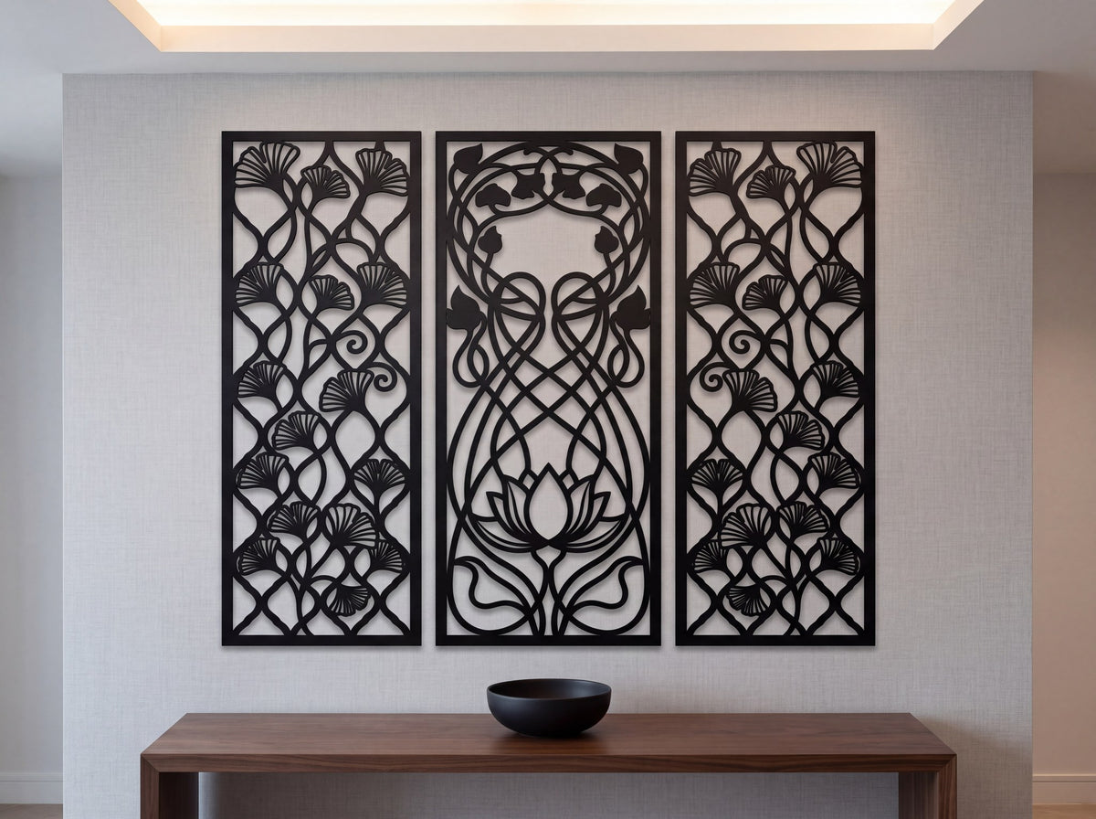 Lotus çiçekli art nouveau duvar dekoru seti, antrede ceviz konsolun ve siyah kasenin üzerinde
