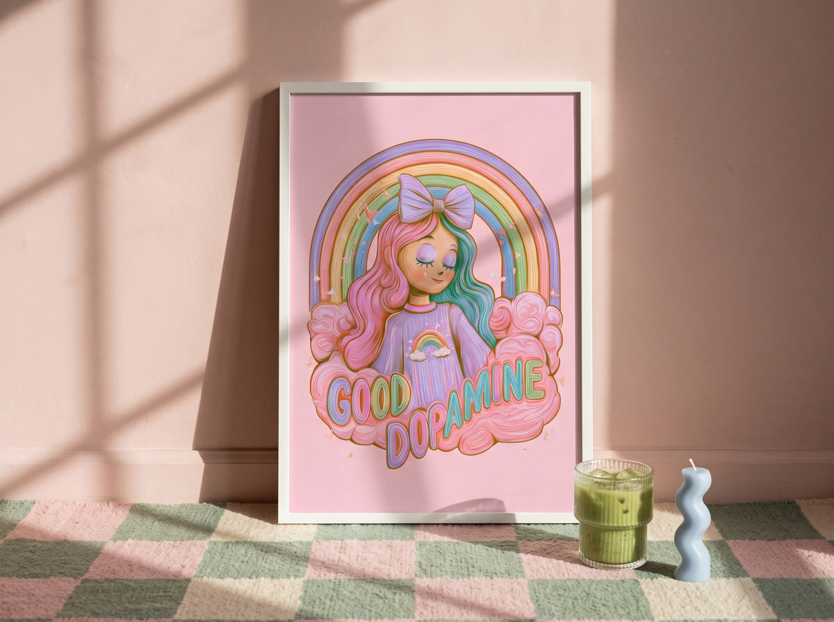 Good Dopamine posteri pembe duvara yaslanmış, dama desenli halı üzerinde matcha bardağı ve dalgalı mumla