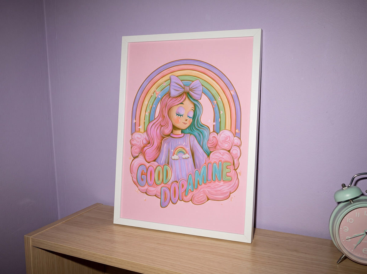Y2K esintili pastel poster, lila duvar önünde ahşap dolabın üzerine yaslanmış, mint çalar saat eşliğinde