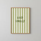 Good Energy Yeşil Çizgili Minimalist Tipografi Posteri