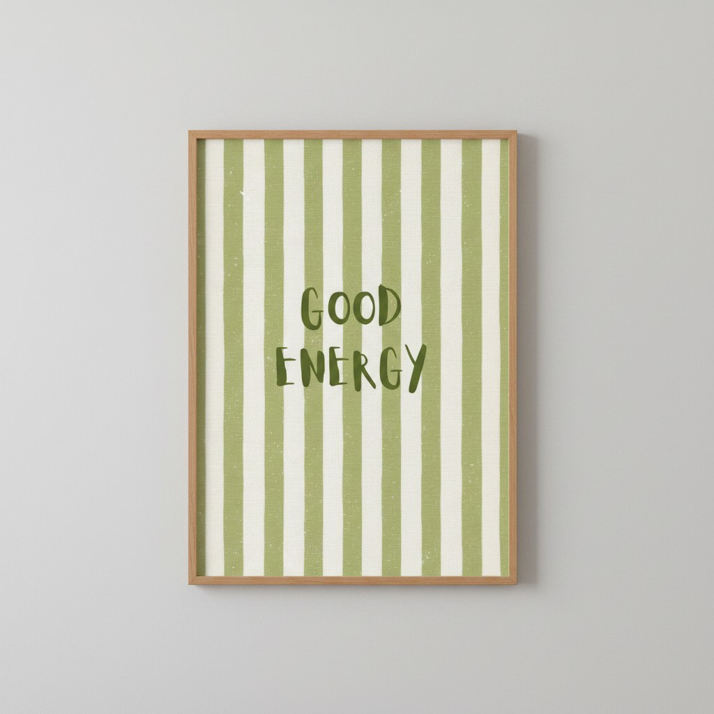 Good Energy yazılı yeşil çizgili poster, açık gri duvarda doğal ahşap çerçeveli