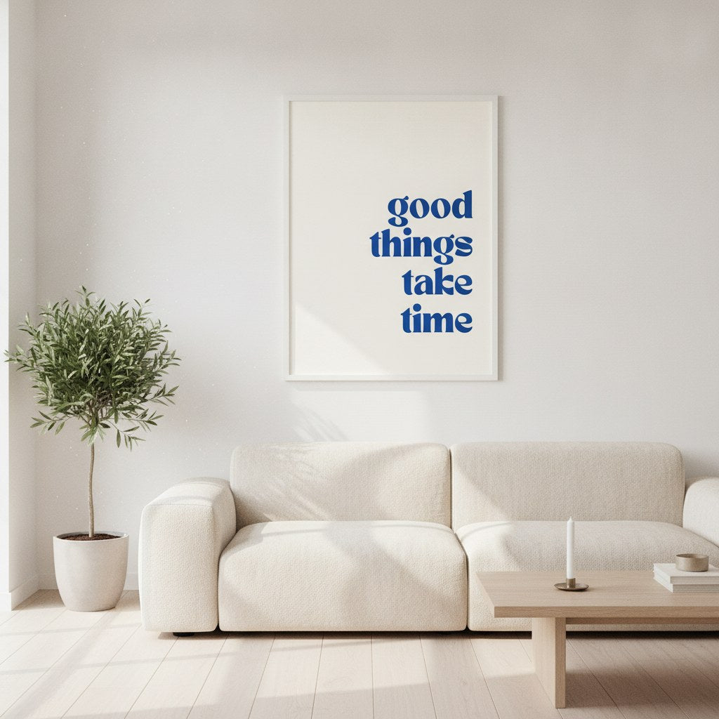 Mavi tipografili motivasyon posteri, salonda krem kanepenin üzerinde beyaz çerçeveli