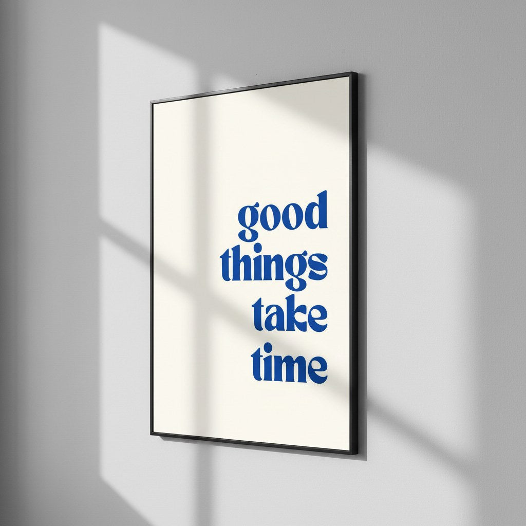 Good Things Take Time posteri, gri duvarda siyah çerçeveyle gün ışığı gölgeleri altında