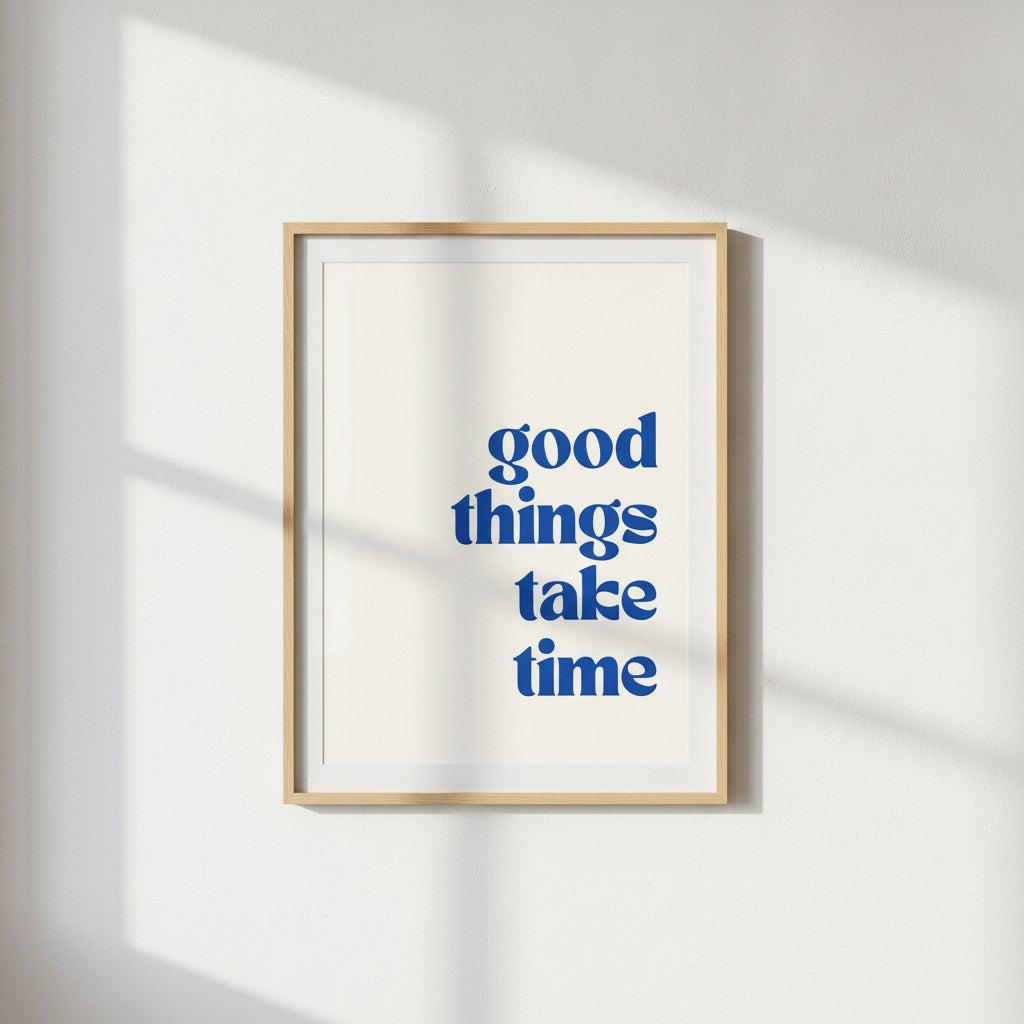 Good Things Take Time yazılı mavi tipografi posteri, beyaz duvarda paspartulu açık ahşap çerçevede