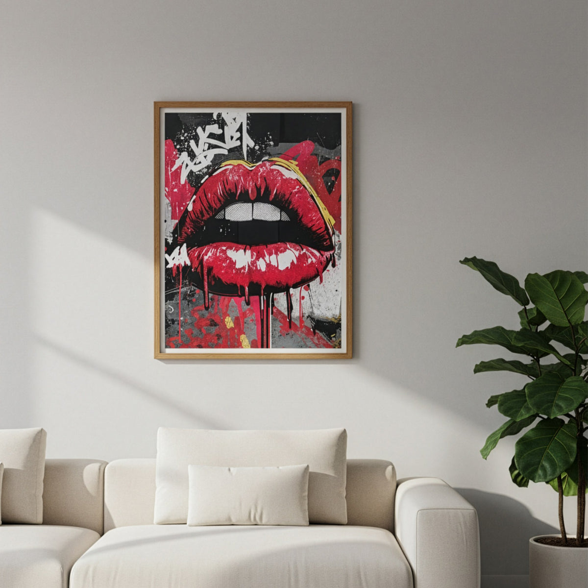Pop art dudak posteri, beyaz salon duvarında yeşil bitkinin yanında doğal ahşap çerçeveyle