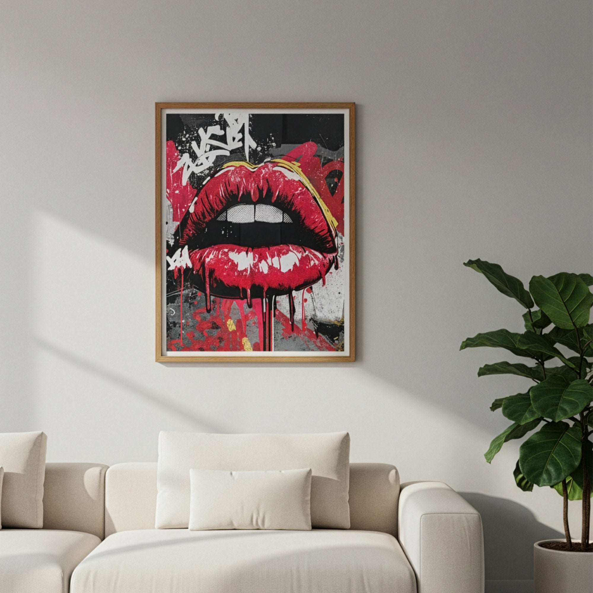 Pop art dudak posteri, beyaz salon duvarında yeşil bitkinin yanında doğal ahşap çerçeveyle
