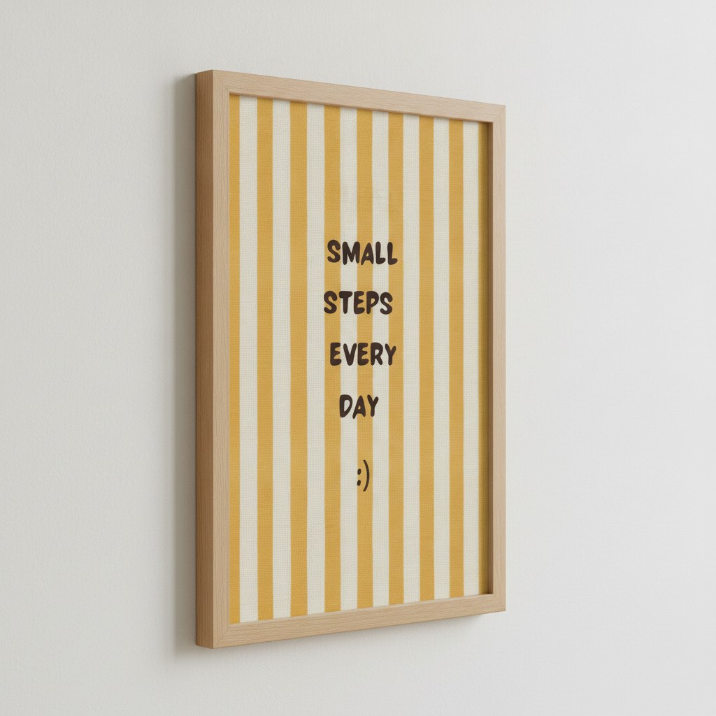 Sarı çizgili Small Steps posteri, doğal ahşap çerçeveli duvarda yandan görünüm