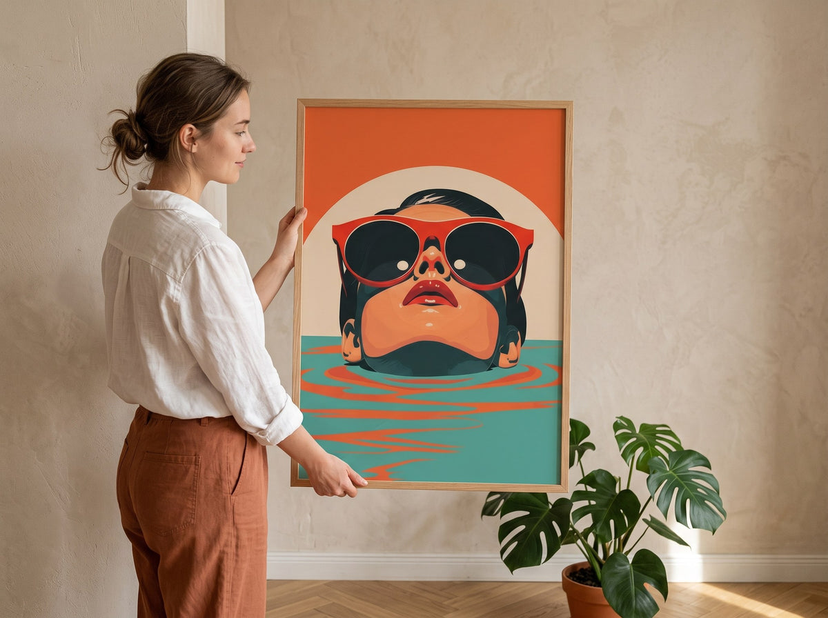 Havuzda yüzen kadın posteri elde tutulurken, doğal ahşap çerçeveli poster ölçü karşılaştırması