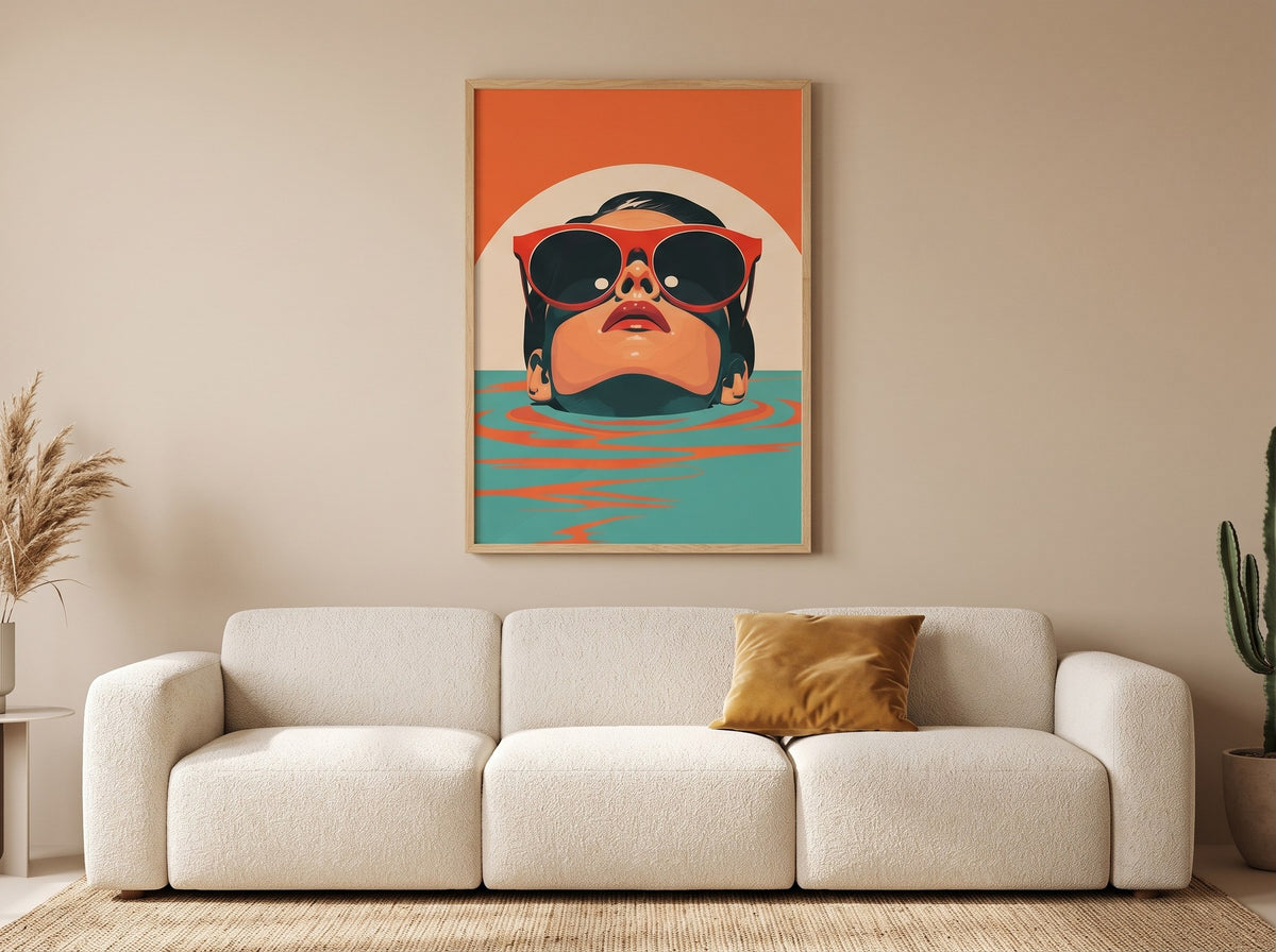 Retro pop art havuz posteri, salonda krem kanepenin üzerinde doğal ahşap çerçeveli