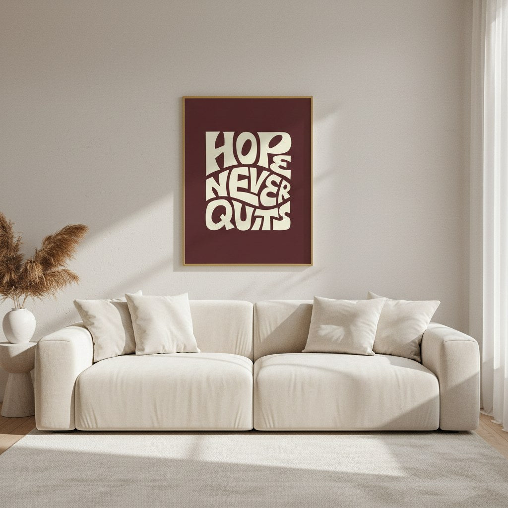 Bordo zeminli Hope Never Quits posteri, salon duvarında kanepe üzerinde ahşap çerçeveli