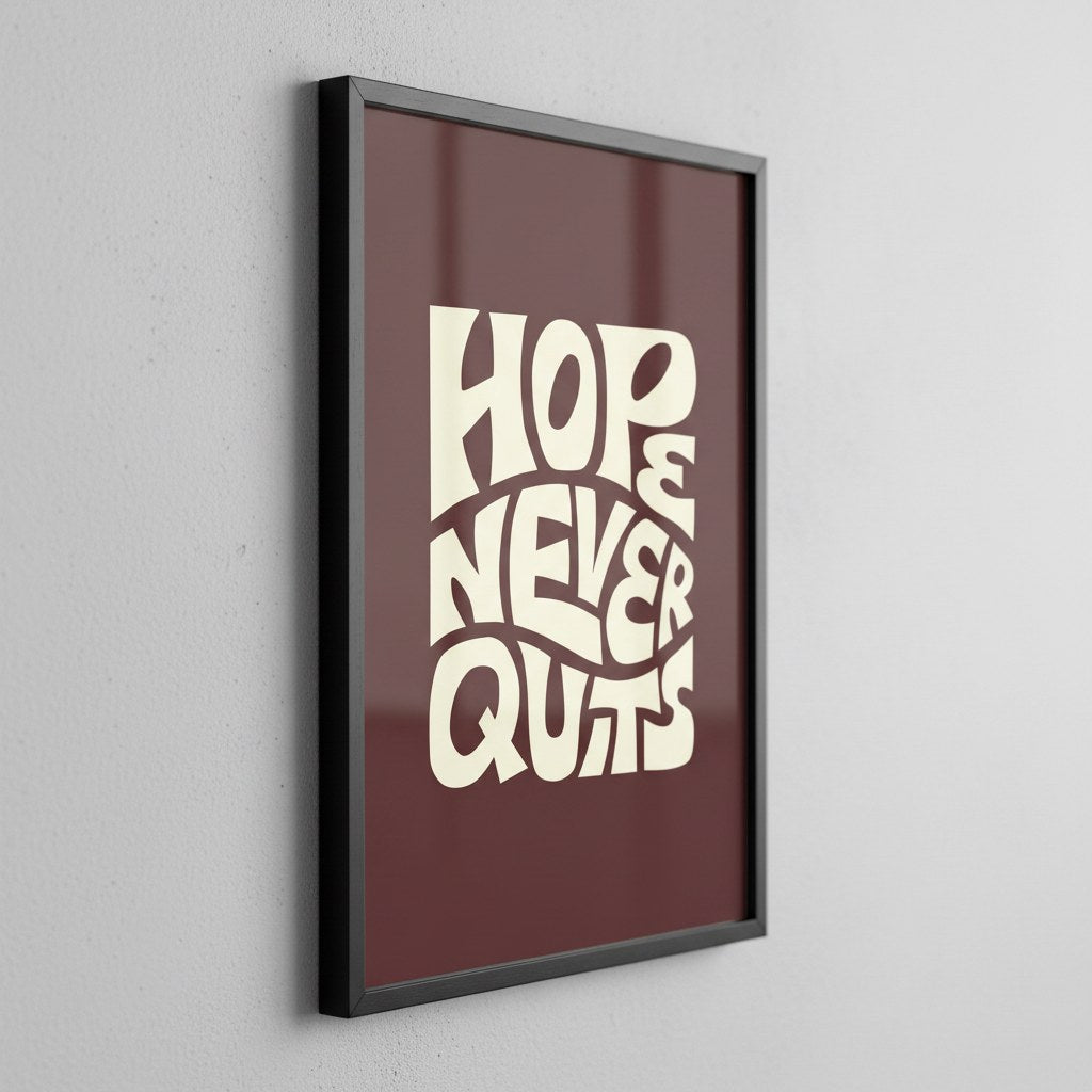 Hope Never Quits motivasyon posteri, gri duvarda siyah çerçeveli yandan görünüm