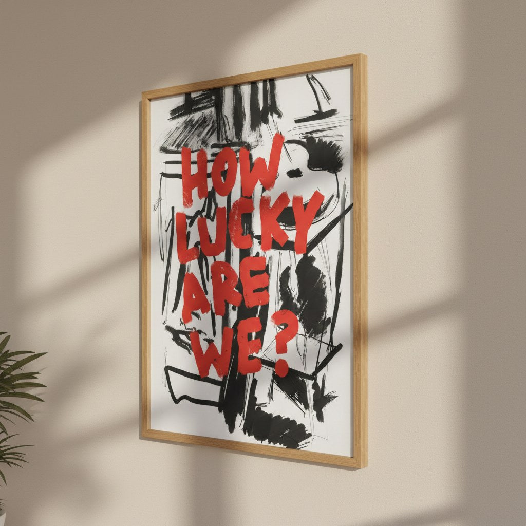 How Lucky Are We posteri, bej duvarda doğal ahşap çerçeveli yandan görünüm