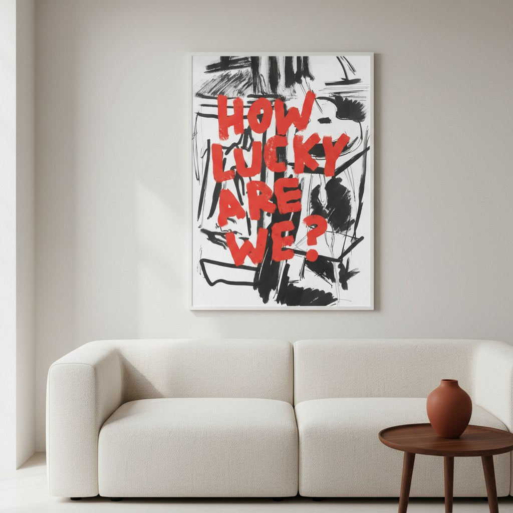 Kırmızı yazılı soyut poster, salon duvarında kanepe üzerinde beyaz çerçeveli