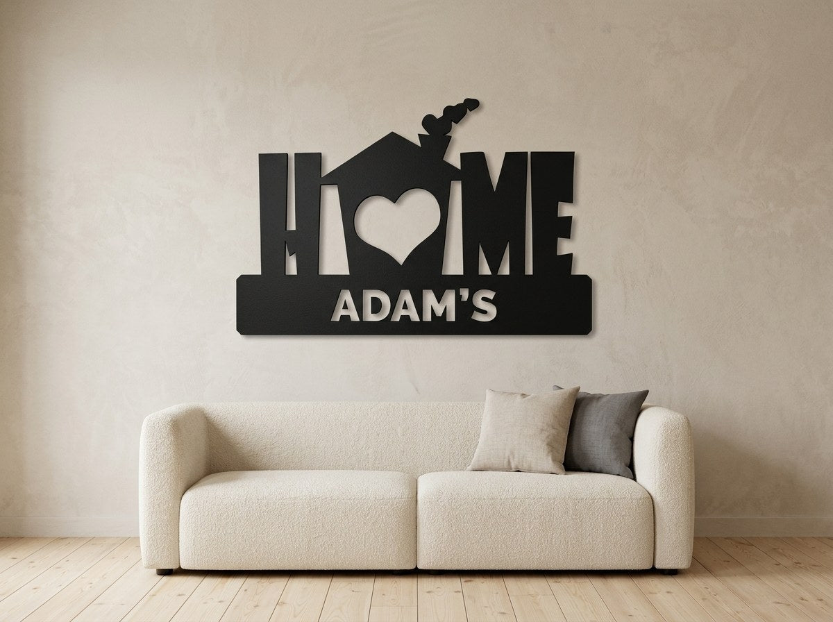 İsimli HOME yazılı ahşap duvar dekoru, salonda krem bukle kanepenin üzerinde