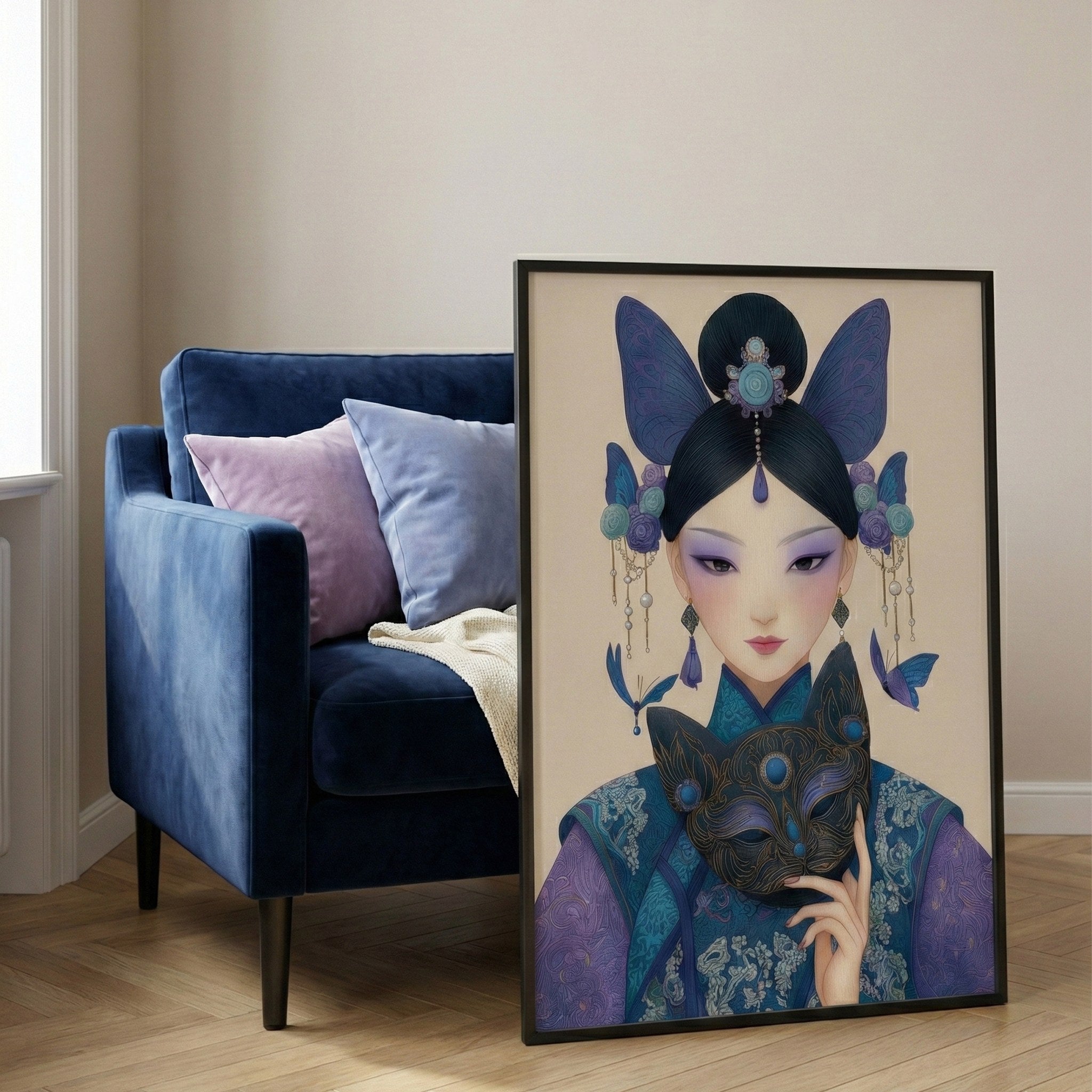 Tilki maskeli prenses posteri, lacivert kadife koltuk yanında siyah çerçeveli