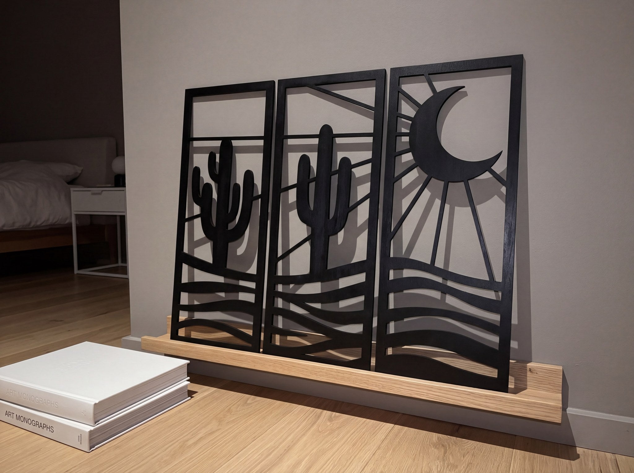 Kaktüs temalı duvar dekoru, yatak odasında ahşap rafa yaslanmış üç panel