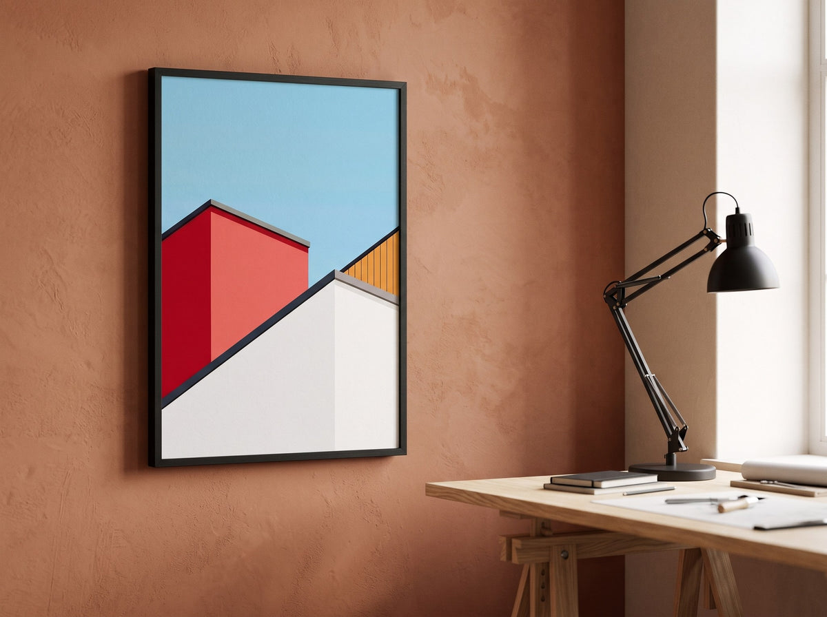 Minimalist mimari poster, terrakota duvarlı çalışma odasında masa lambası eşliğinde siyah çerçeveli