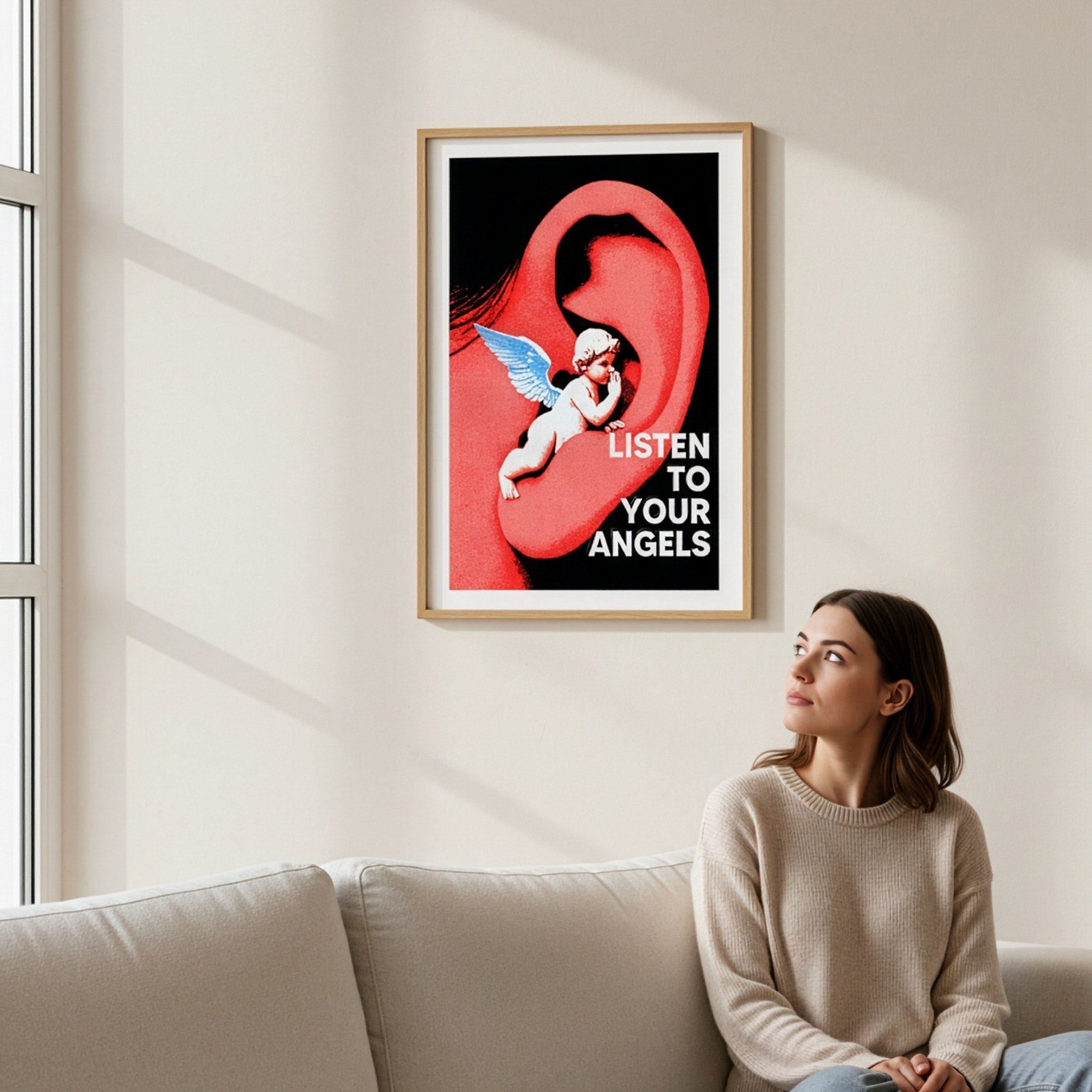 Kırmızı kulak ve melek posteri, salonda kanepenin üzerinde ahşap çerçeveli duvar dekorasyonu