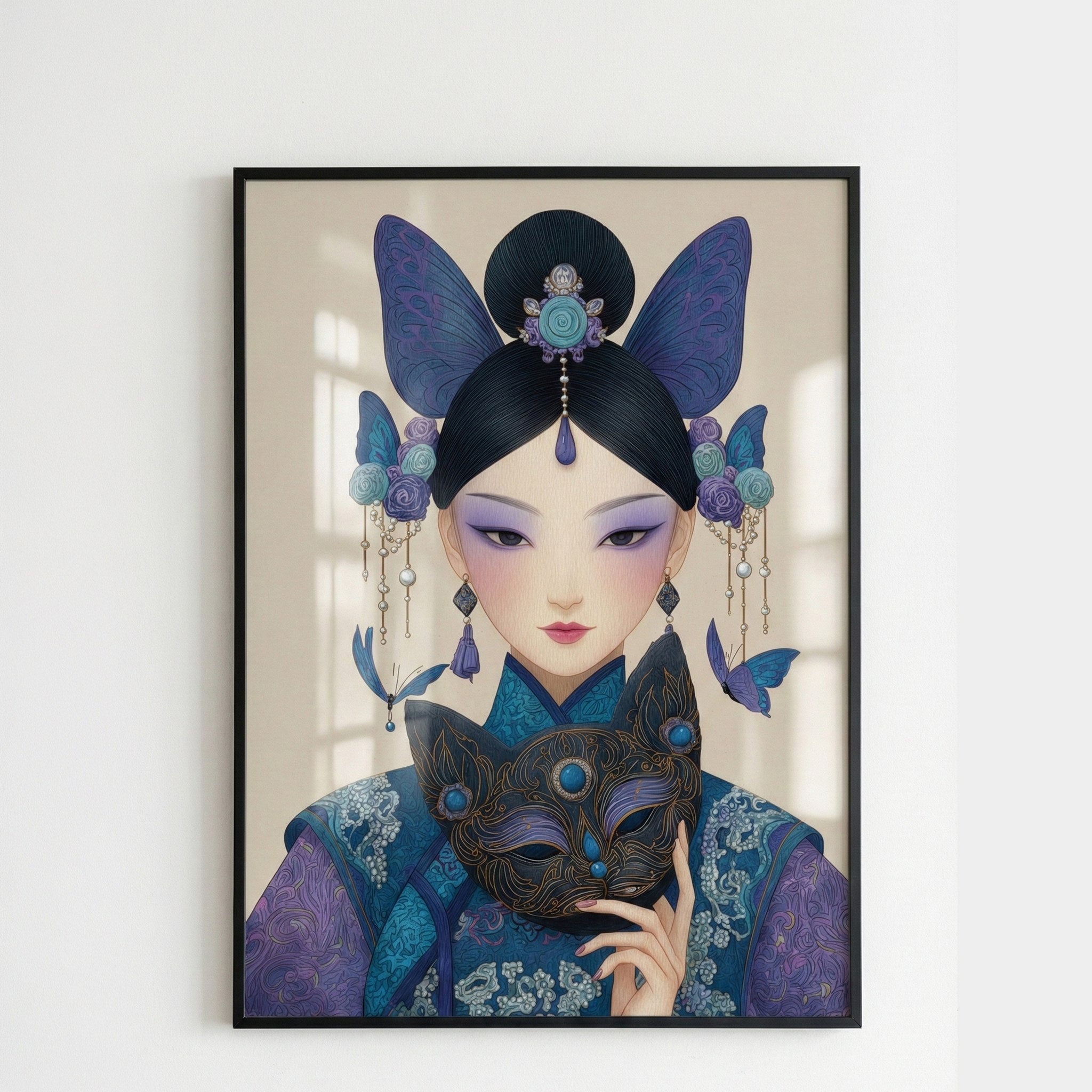 Kitsune tilki maskesi tutan Japon prensesi posteri, beyaz duvarda siyah çerçeveli