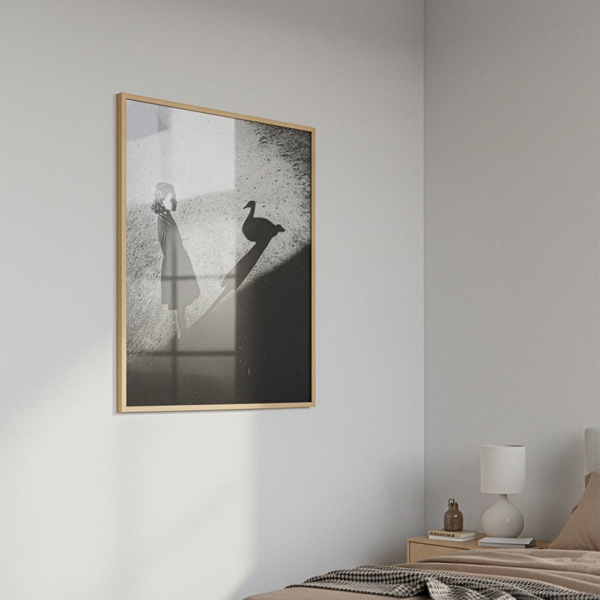 Kız çocuğu ve gölgesi posteri, yatak odası duvarında ahşap çerçeveli, komodinin yanında