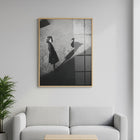 Kız Çocuğu ve Kuş Gölgesi Siyah Beyaz Fotoğraf Posteri