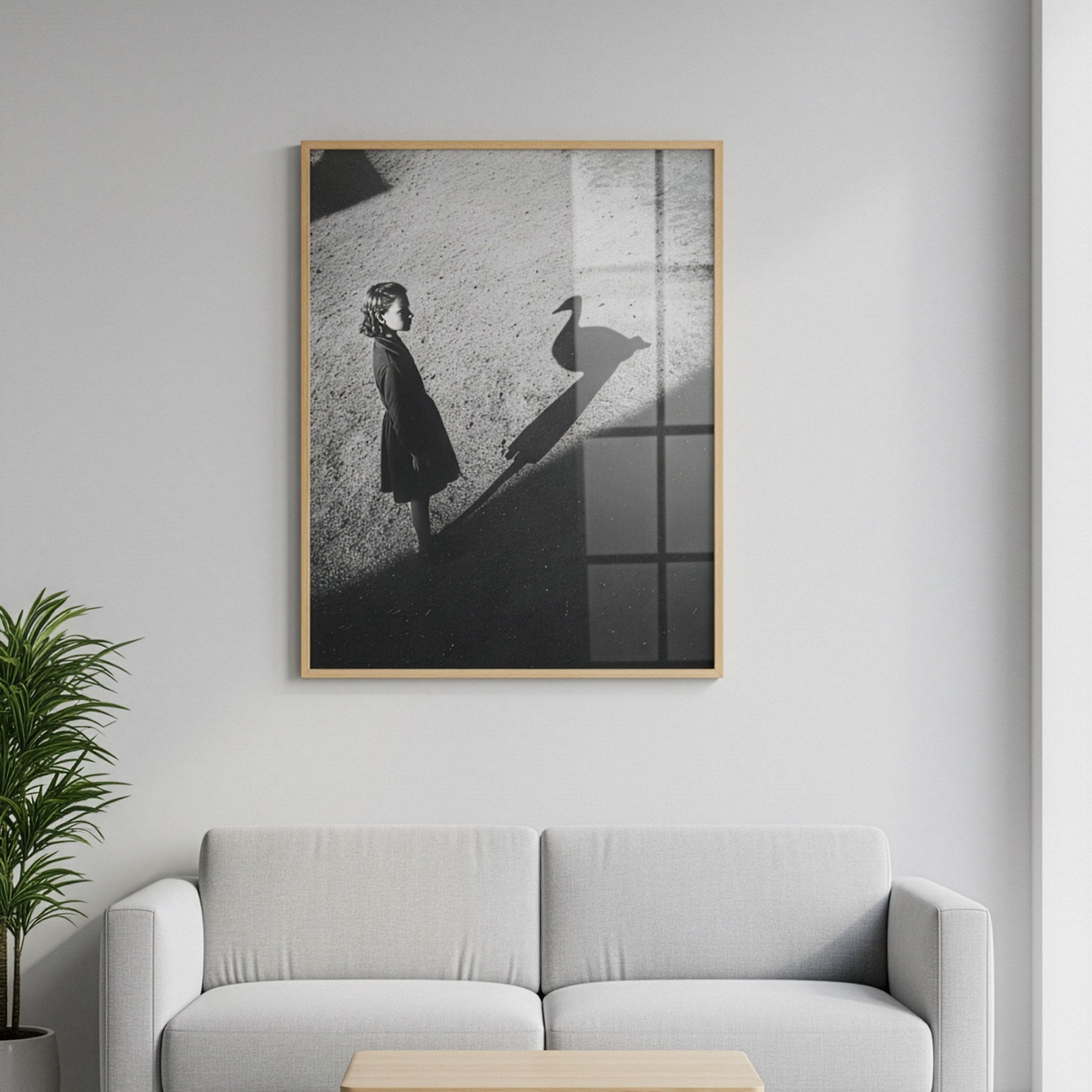 Kız çocuğu ve kuş gölgesi posteri, salonda kanepenin üzerinde doğal ahşap çerçeveli