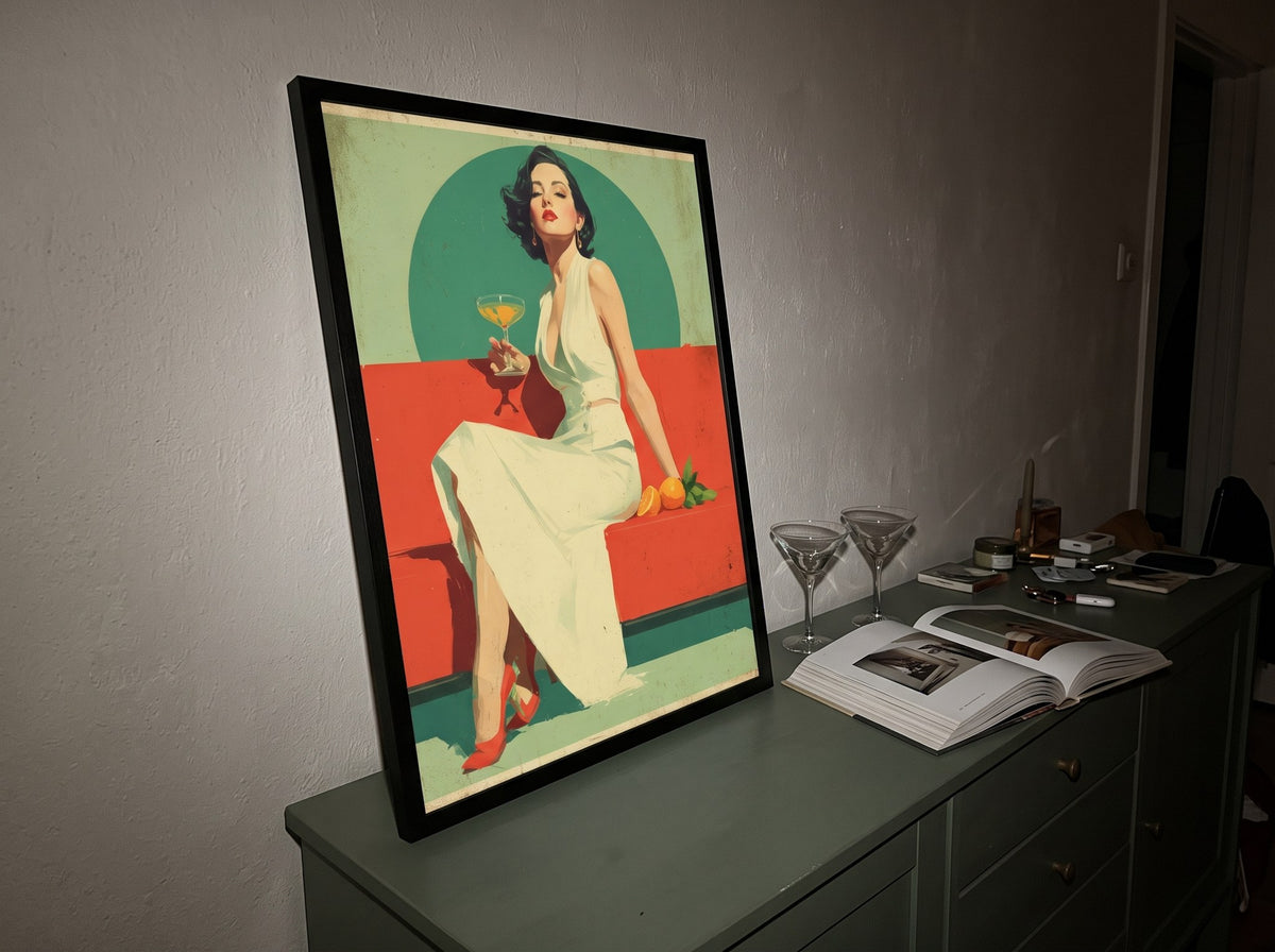Kokteyl partisi temalı retro poster, yeşil şifonyerde martini kadehleriyle siyah çerçeveli