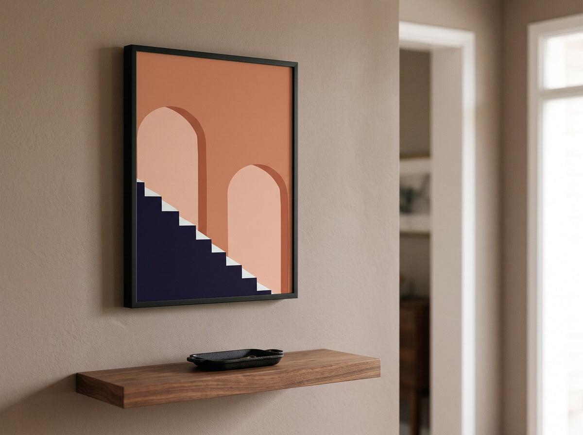 Şeftali rengi kemerli minimalist poster, antrede ceviz duvar rafının üzerinde siyah çerçeveli