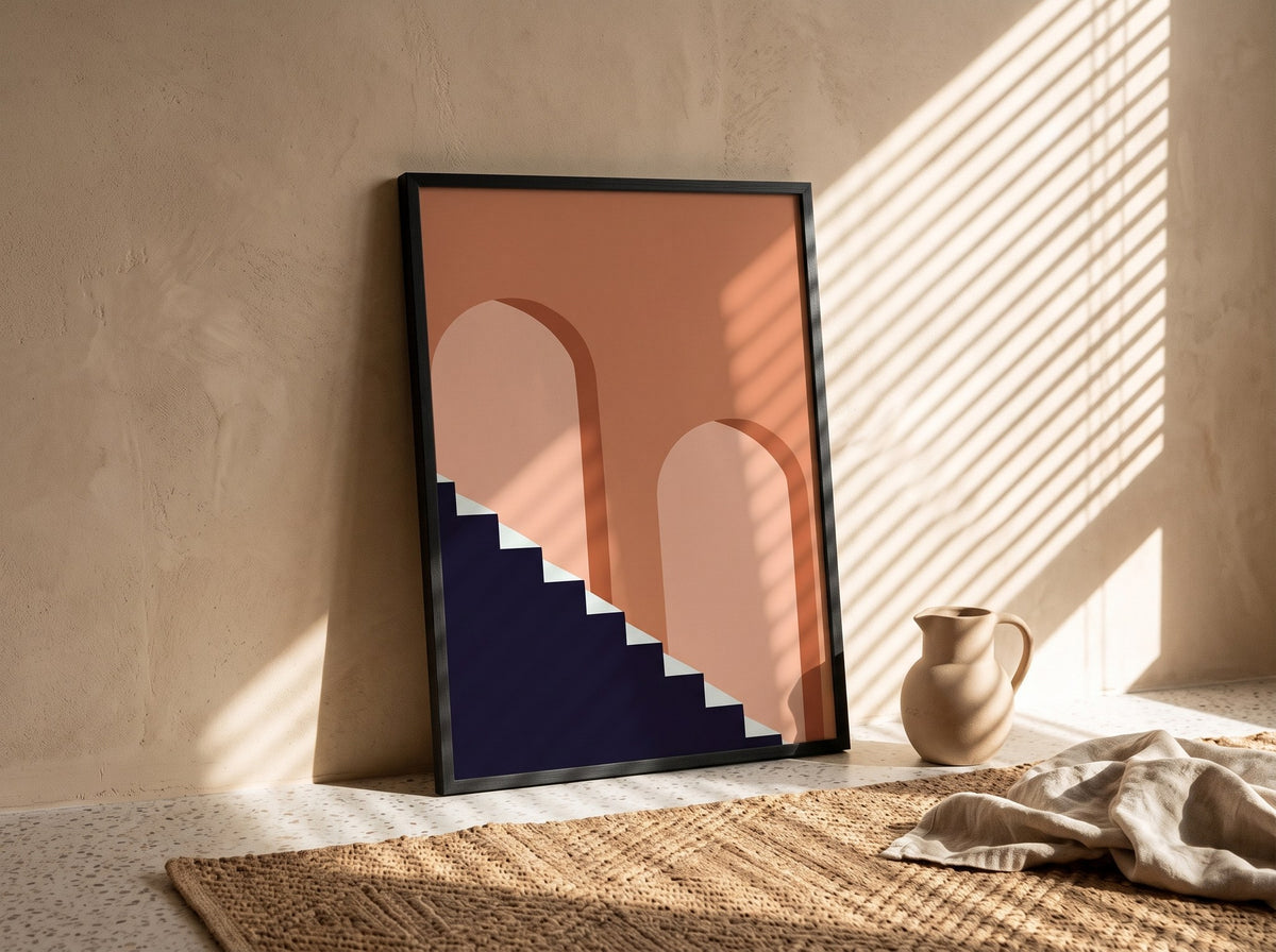 Lacivert merdivenli geometrik poster, jüt halı üzerinde güneşli duvara yaslanmış siyah çerçeveli