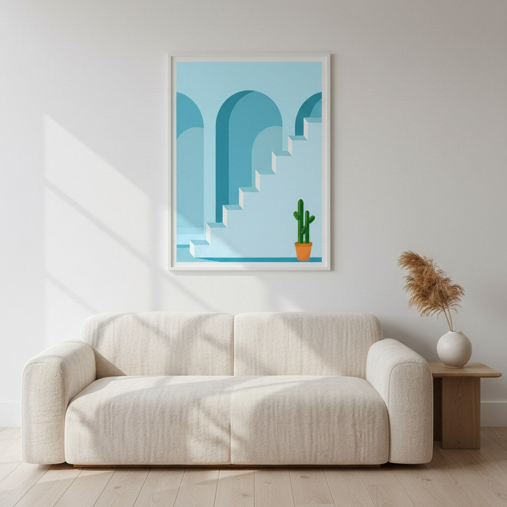 Minimalist Akdeniz posteri, salonda krem kanepenin üzerinde beyaz çerçeveli