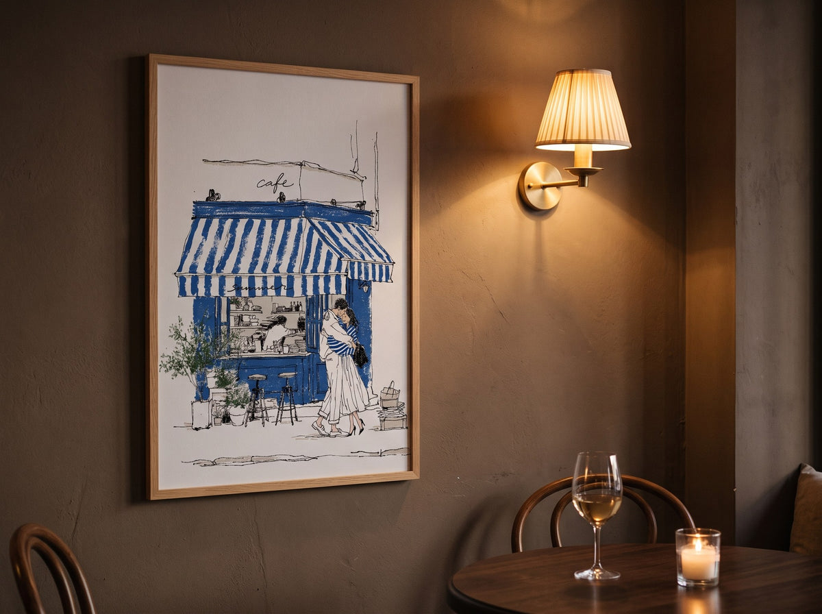 Sarılan çift ve kafe posteri, akşam aplik ışığında bistro masasının üzerinde ahşap çerçeveli