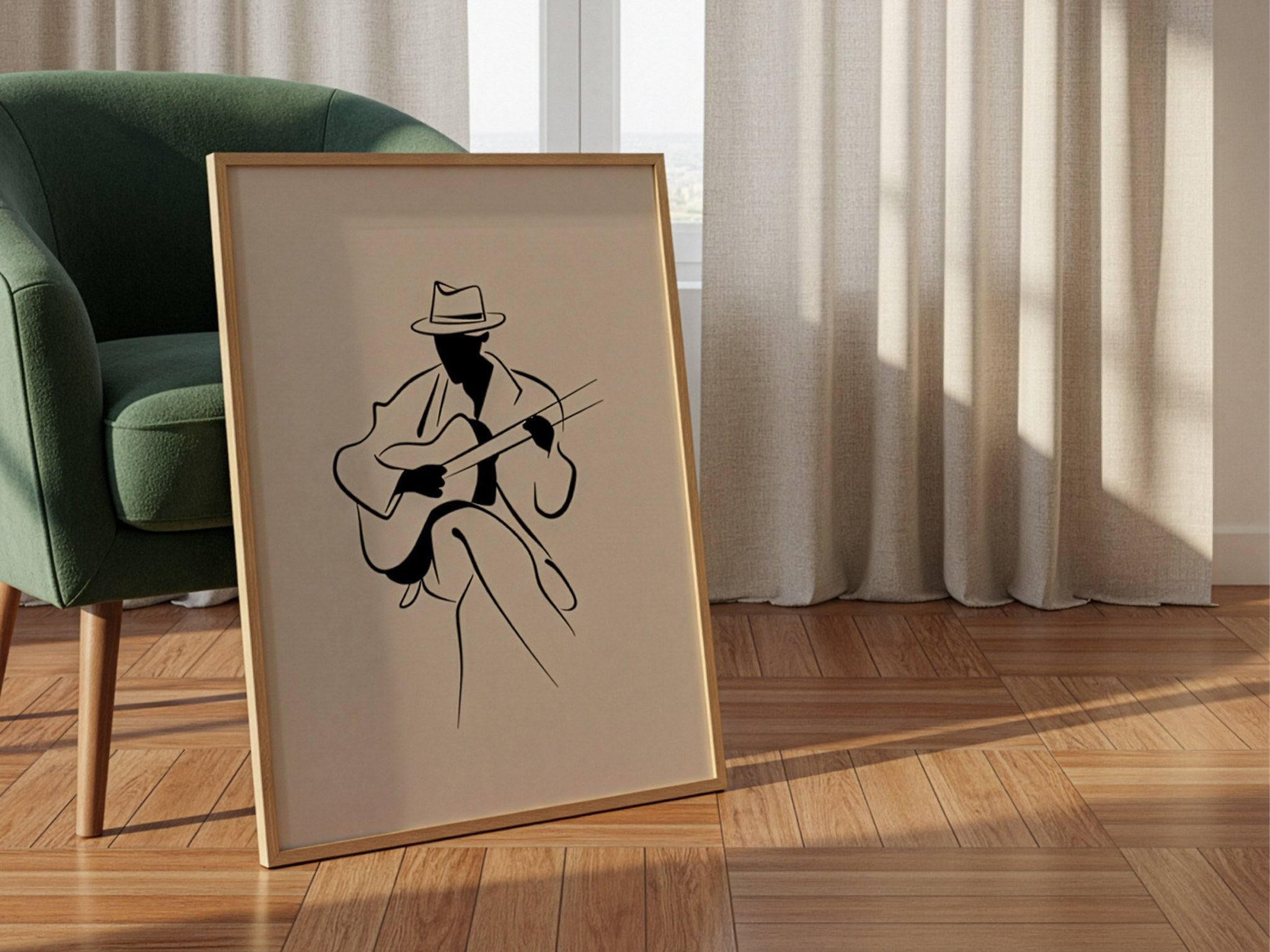 Gitar çalan adam posteri, yeşil koltuğun yanında parkeye yaslanmış ince ahşap çerçevede