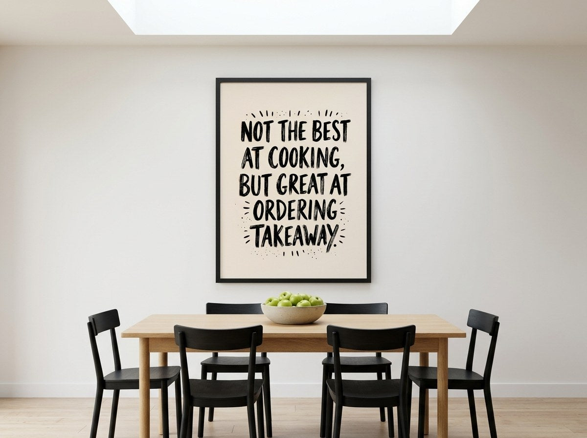 Not The Best At Cooking yazılı mizahi mutfak posteri, yemek masasının üzerinde siyah çerçeveli