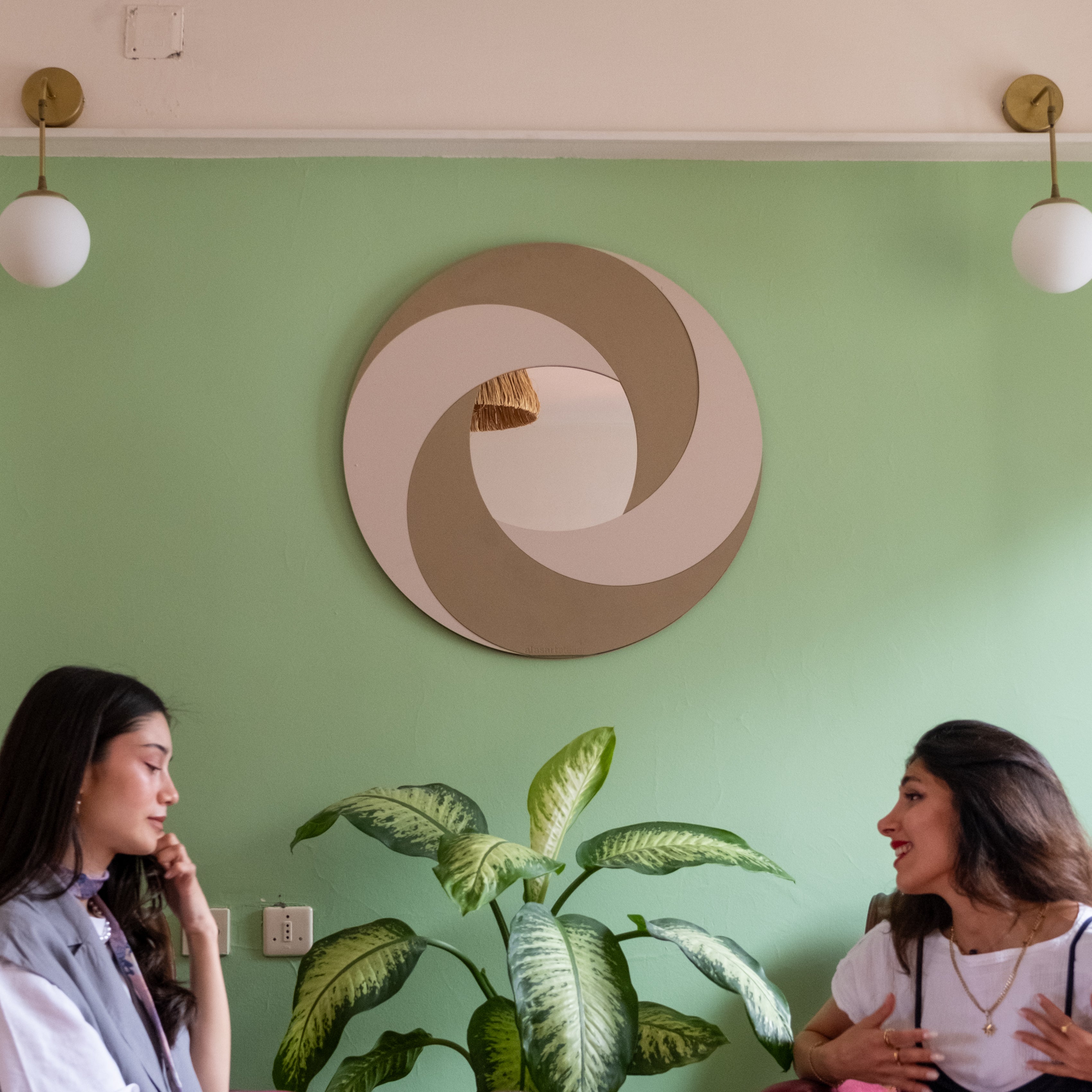 Modern salon dekorasyonu için bej tonlarında yuvarlak duvar aynası