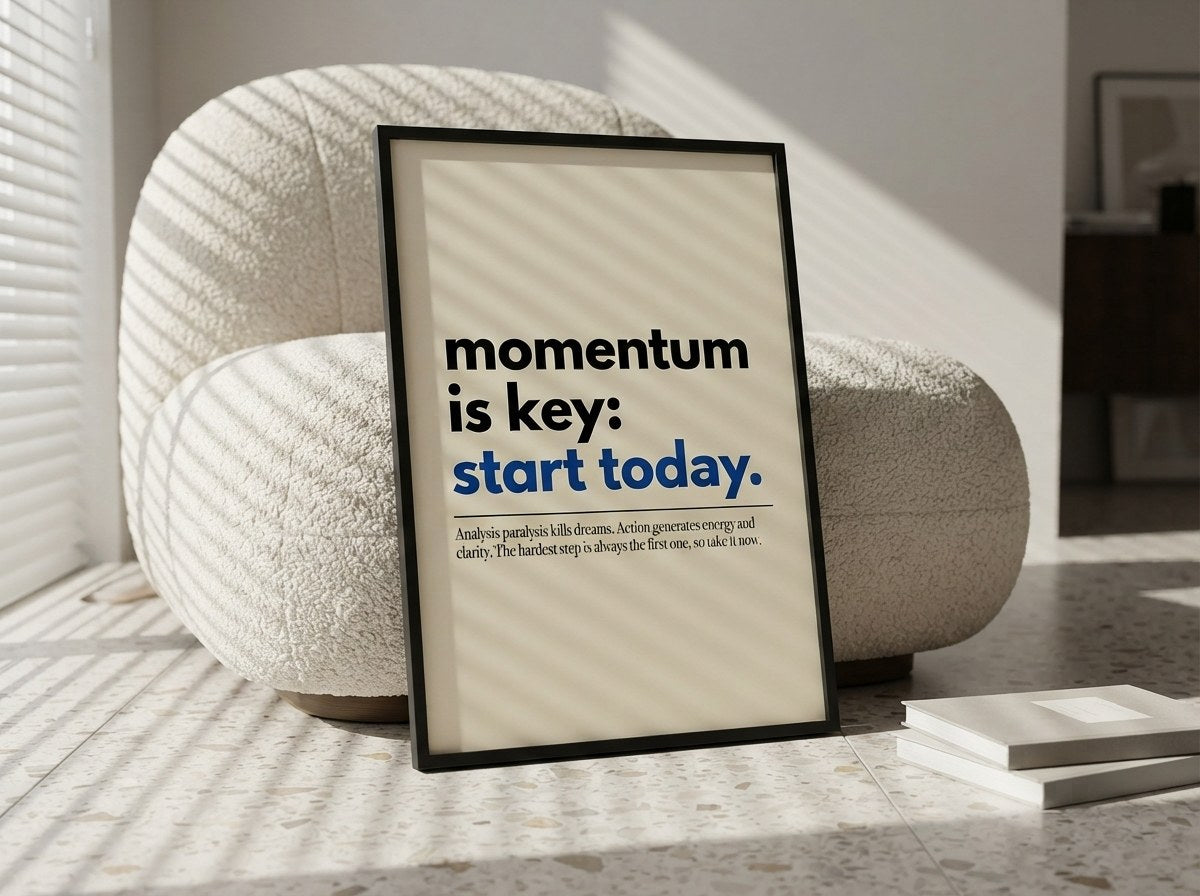 Momentum is key minimalist poster, salonda bukle koltuğa yaslanmış siyah çerçeveli
