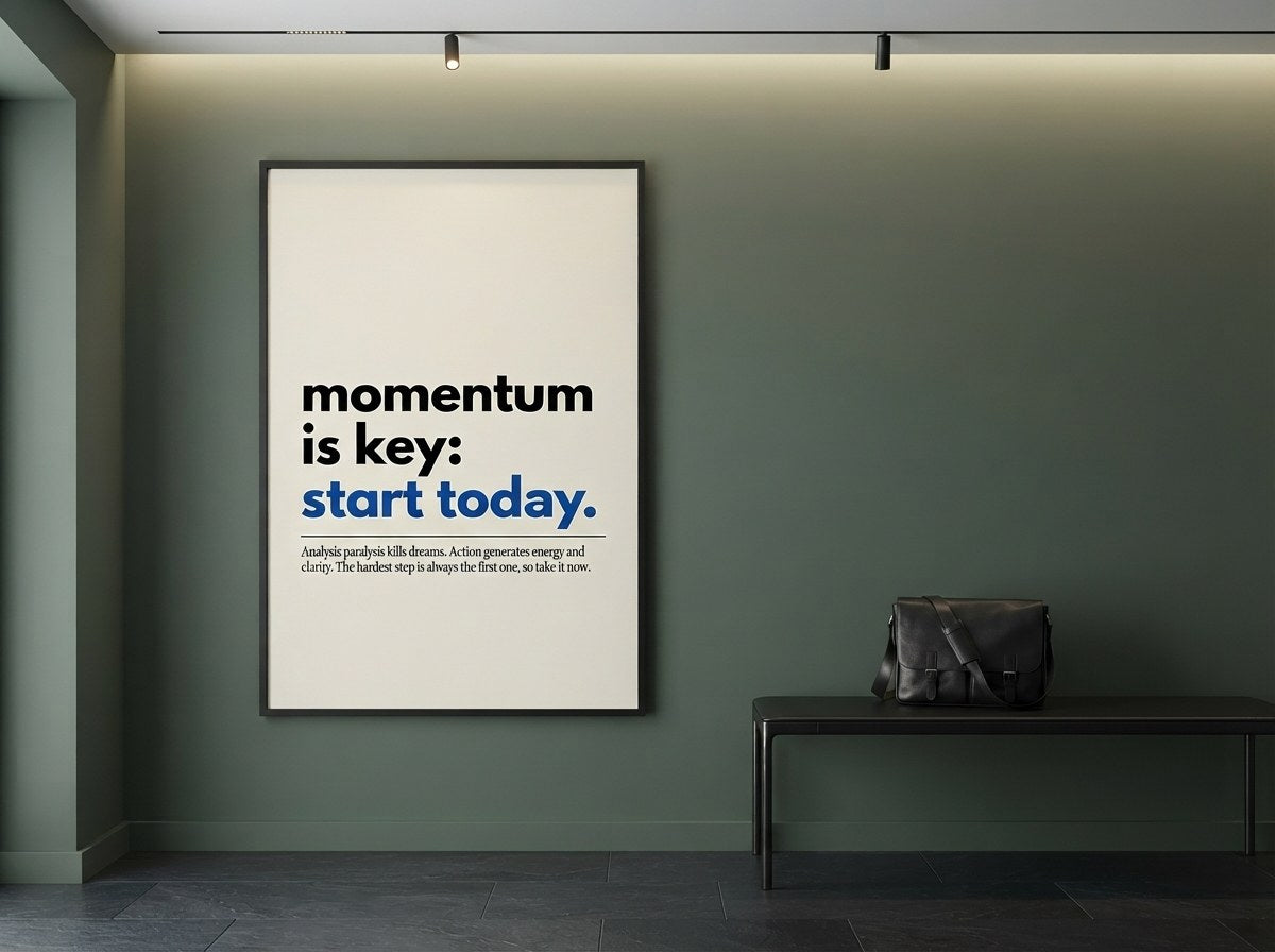 Momentum is key motivasyon posteri, yeşil antre duvarında bankın üstünde siyah çerçeveli