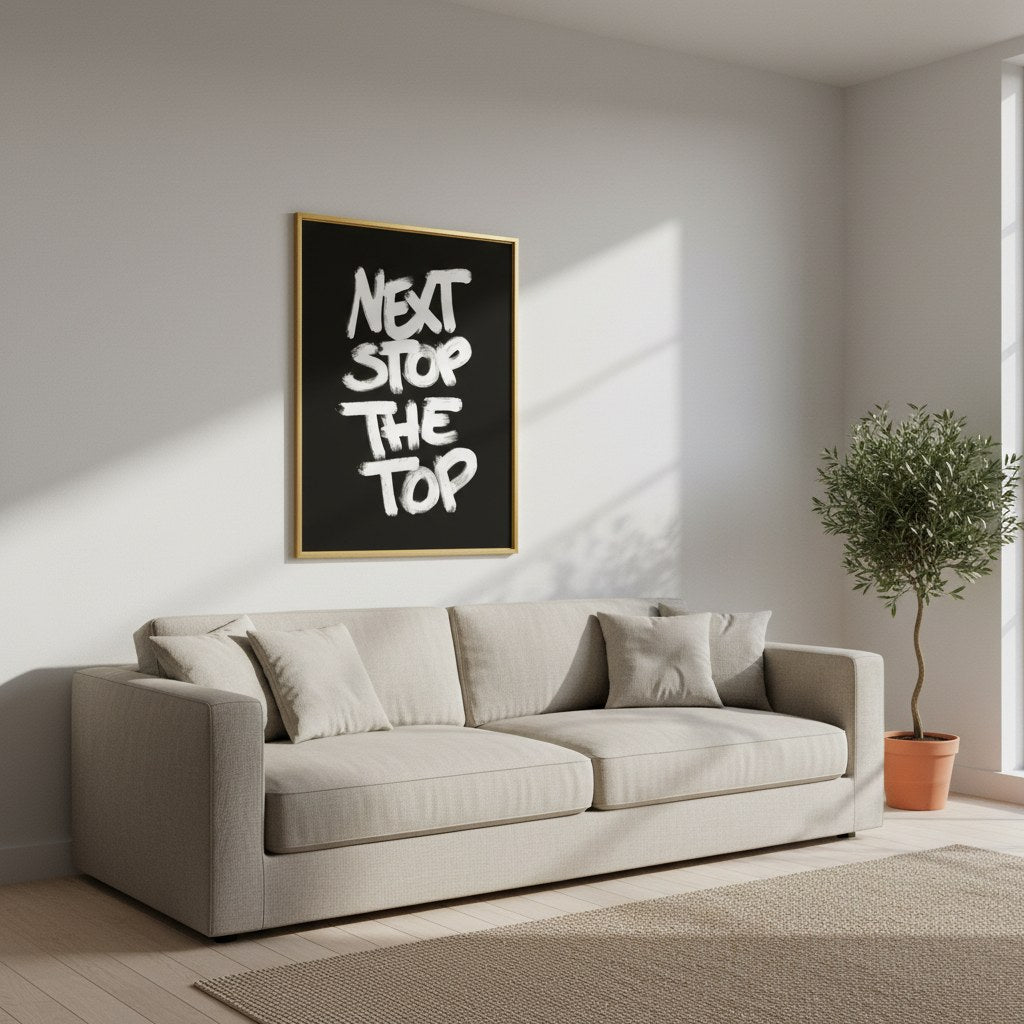 Next stop the top posteri, salonda krem kanepenin üstünde çerçeveli