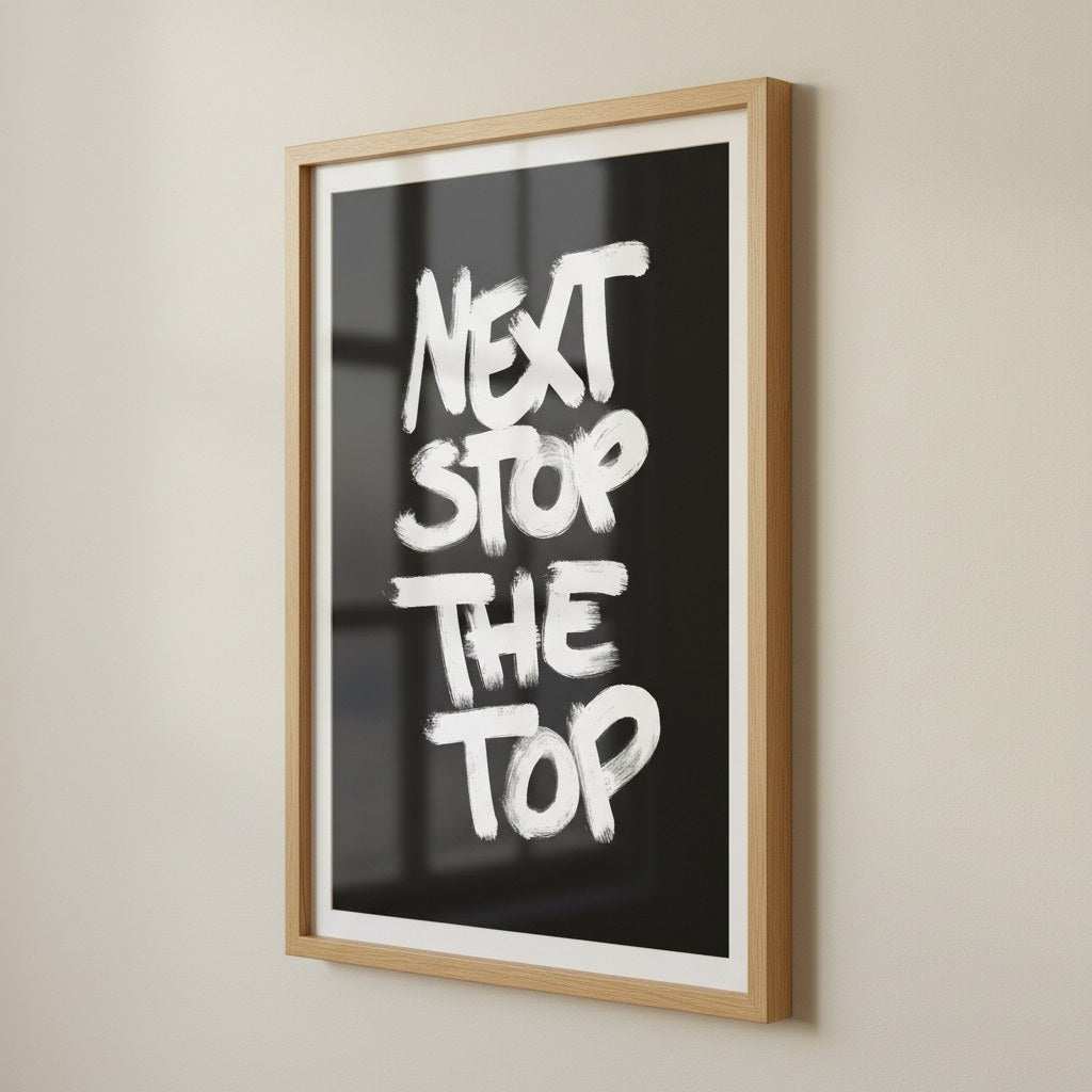 Next stop the top tipografi posteri, bej duvarda paspartulu çerçeveli açılı görünüm