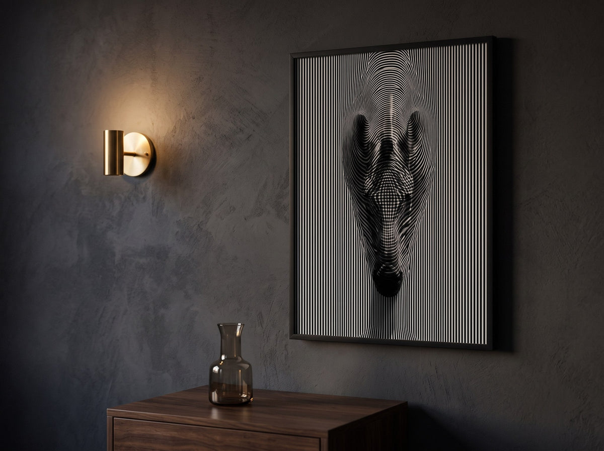 Op art zebra posteri, koyu antrasit duvarda aplik ışığı altında siyah çerçeveli, akşam atmosferinde
